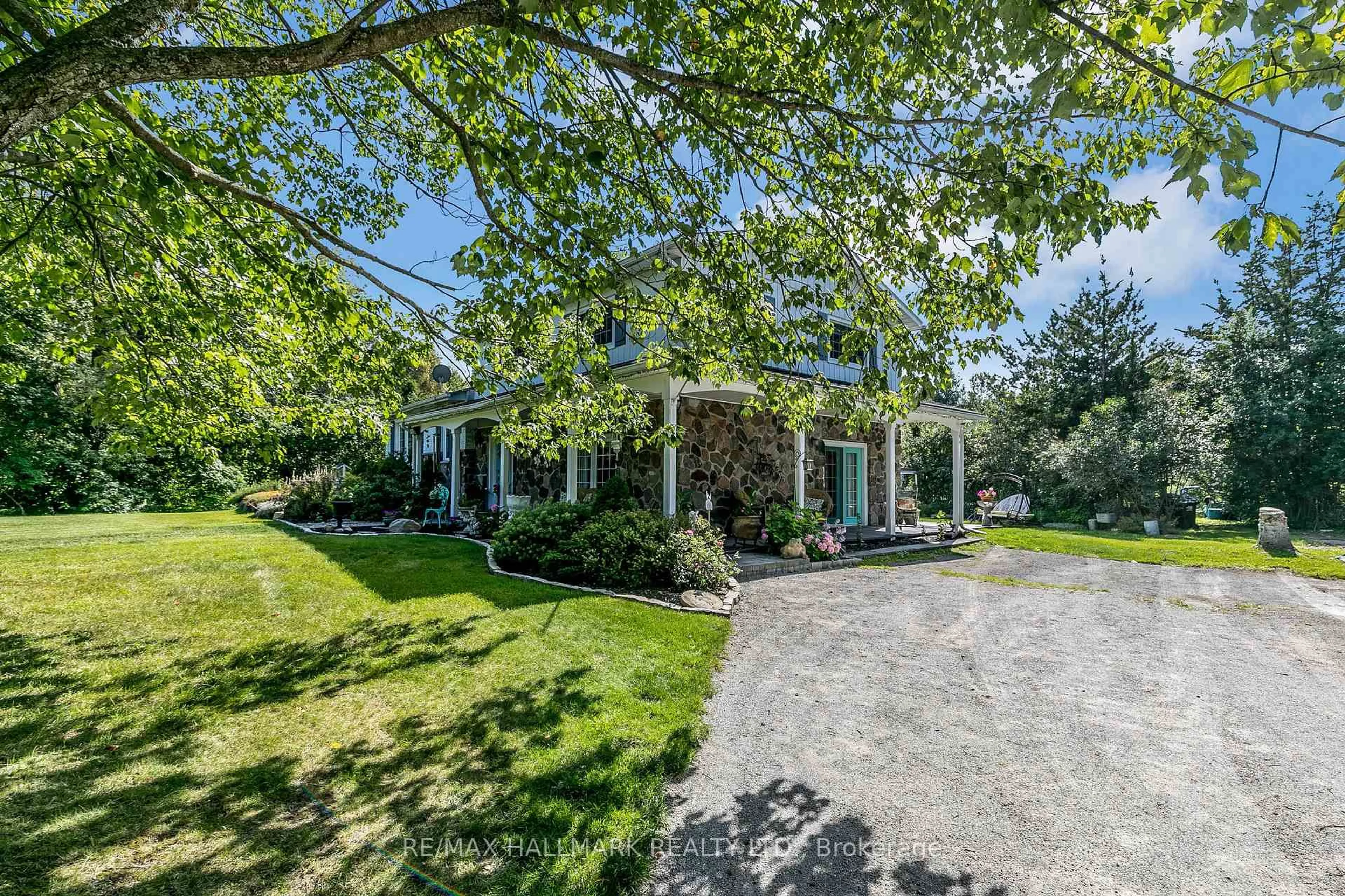 A pic from outside/outdoor area/front of a property/back of a property/a pic from drone, street for 2230 Spring St, Innisfil Ontario L9S 2B6