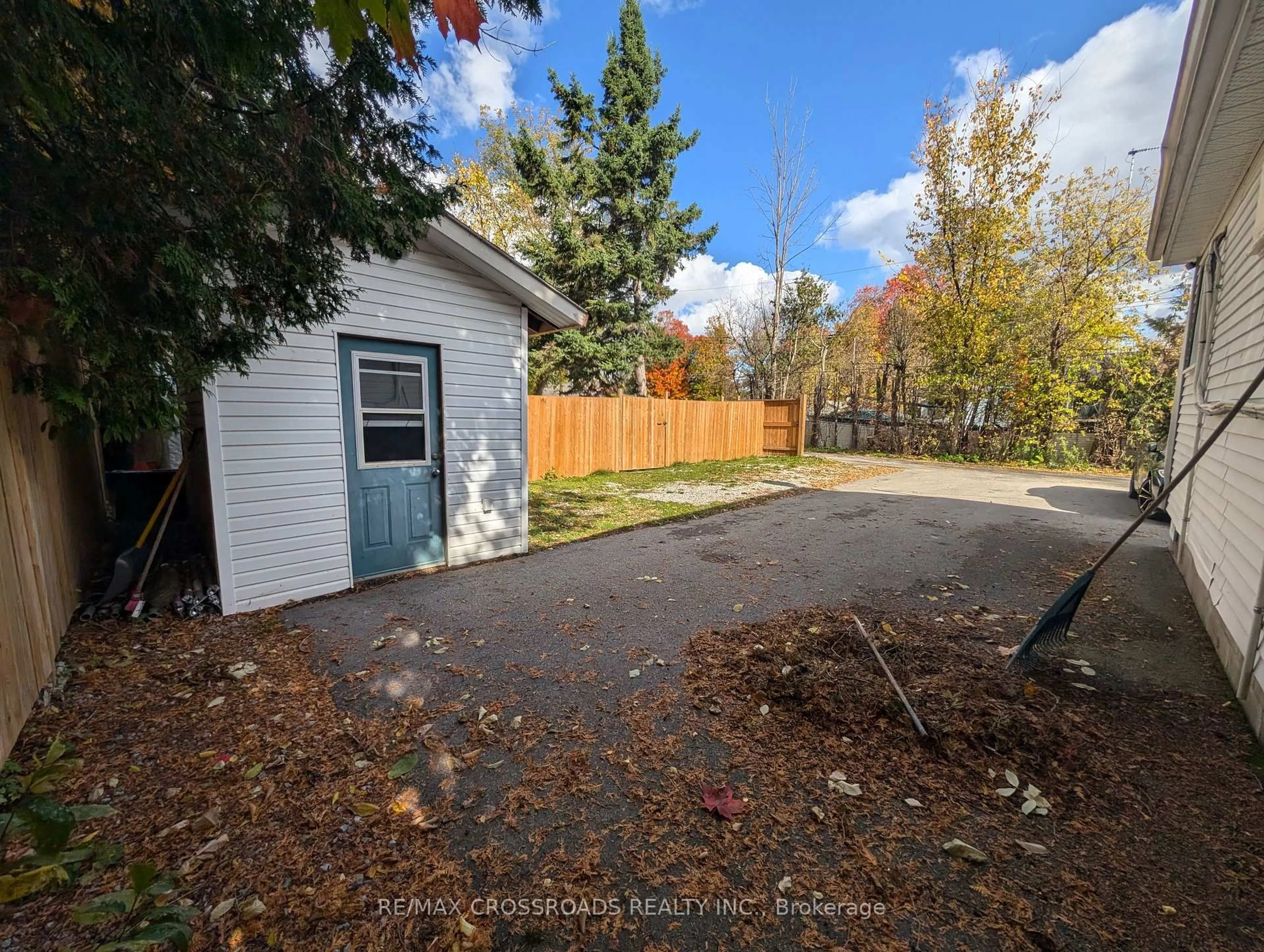 Shed for 674 Chestnut St, Innisfil Ontario L9S 2H7