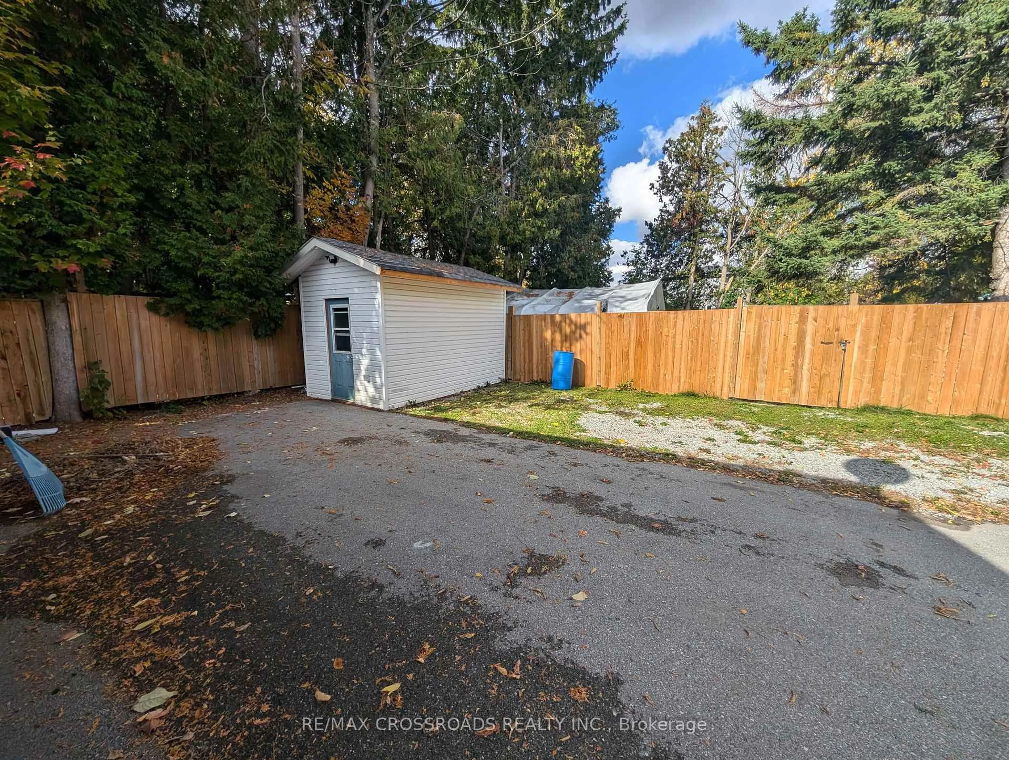 A pic from outside/outdoor area/front of a property/back of a property/a pic from drone, unknown for 674 Chestnut St, Innisfil Ontario L9S 2H7