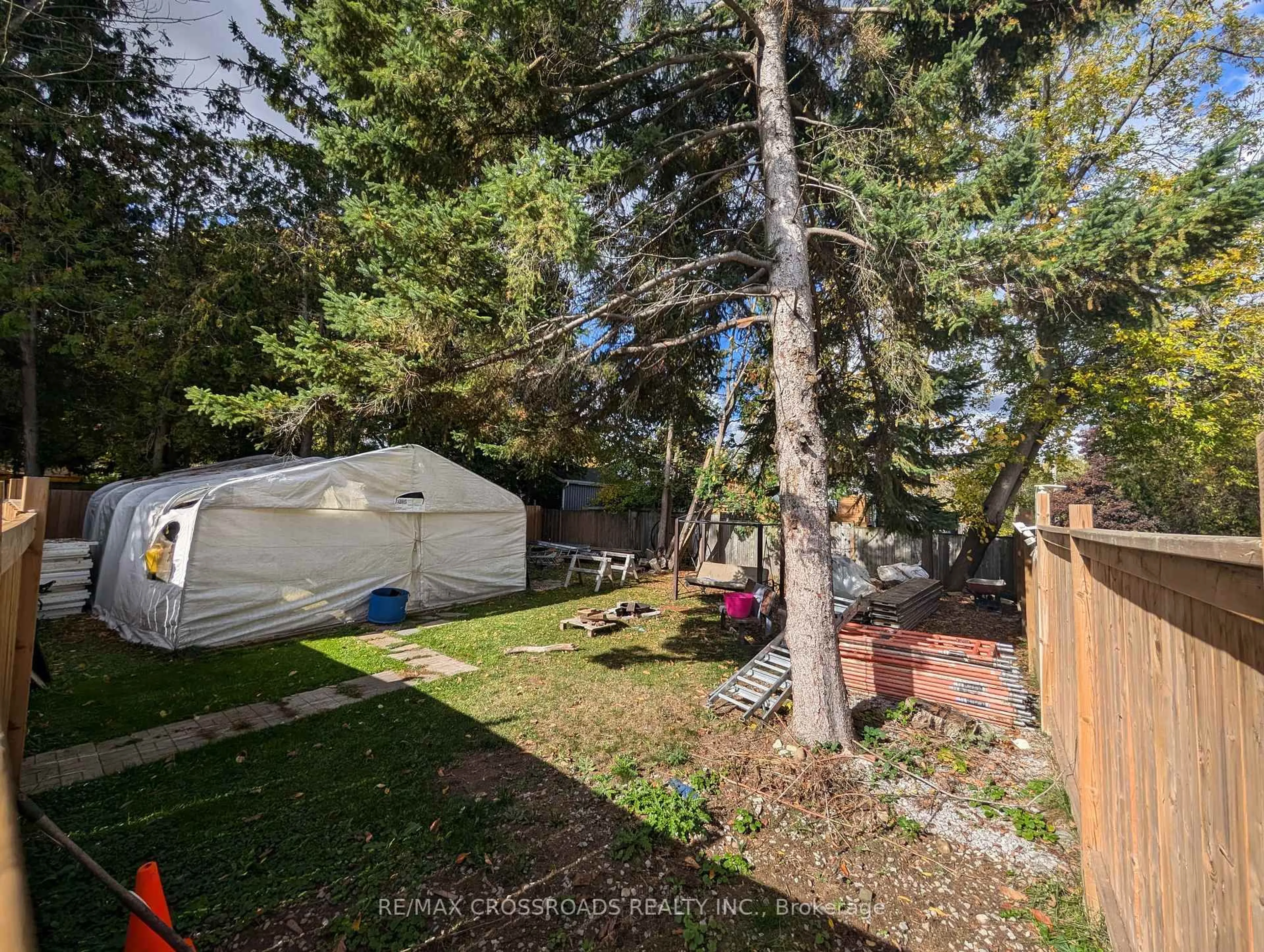 A pic from outside/outdoor area/front of a property/back of a property/a pic from drone, forest/trees view for 674 Chestnut St, Innisfil Ontario L9S 2H7