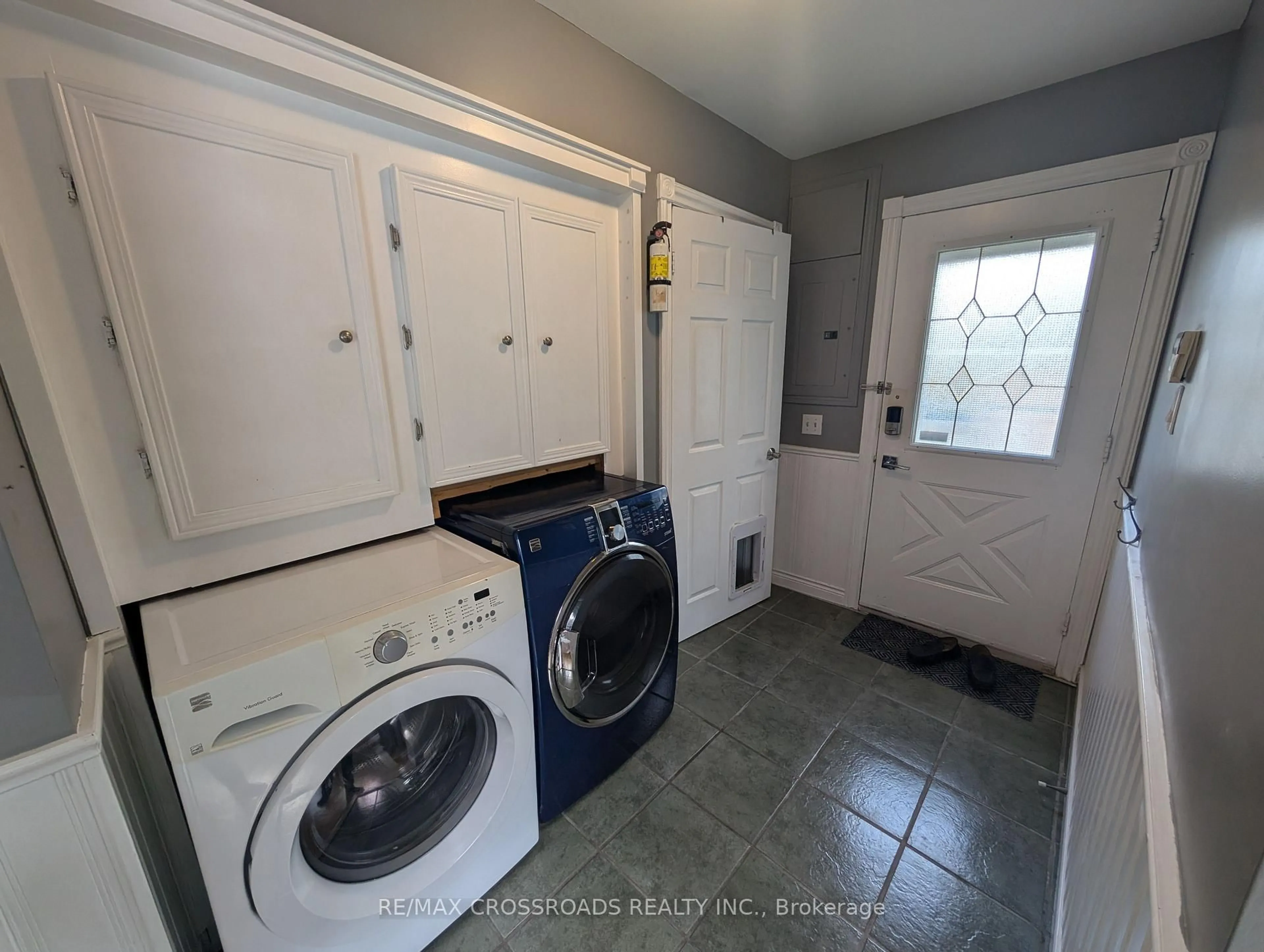 Laundry room for 674 Chestnut St, Innisfil Ontario L9S 2H7