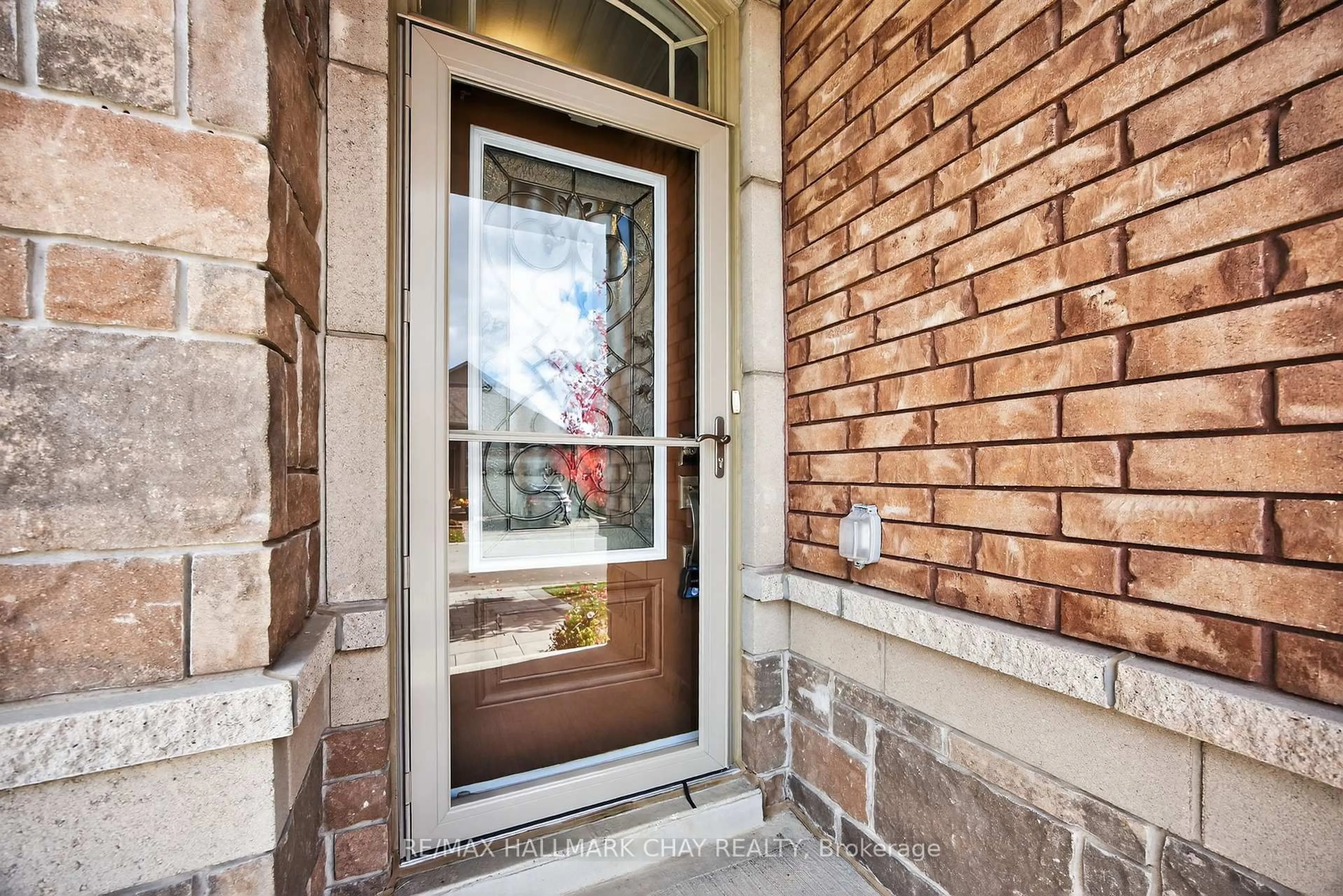 Indoor entryway for 63 Summerhill Dr, New Tecumseth Ontario L9R 0S8