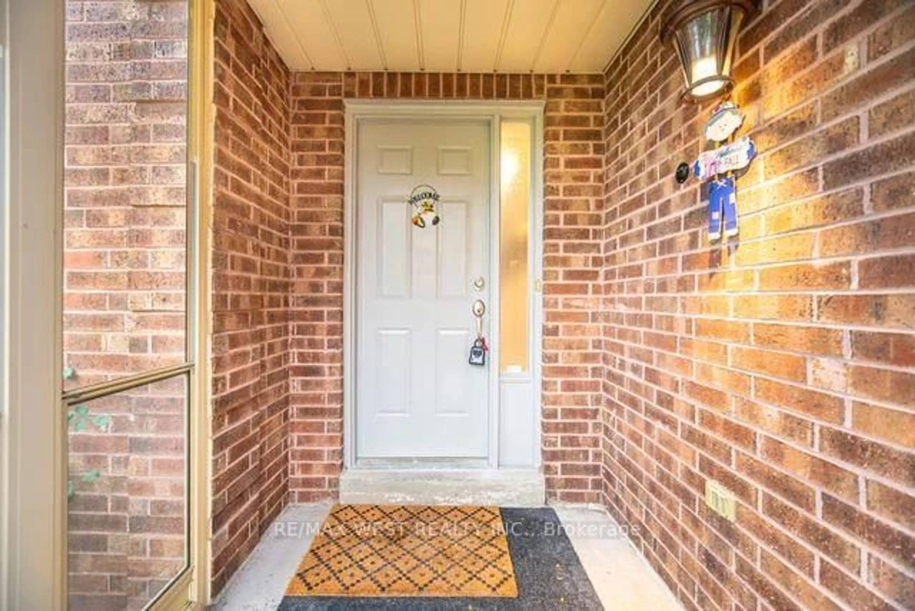 Indoor entryway for 86 Dina Rd, Vaughan Ontario L6A 1L7