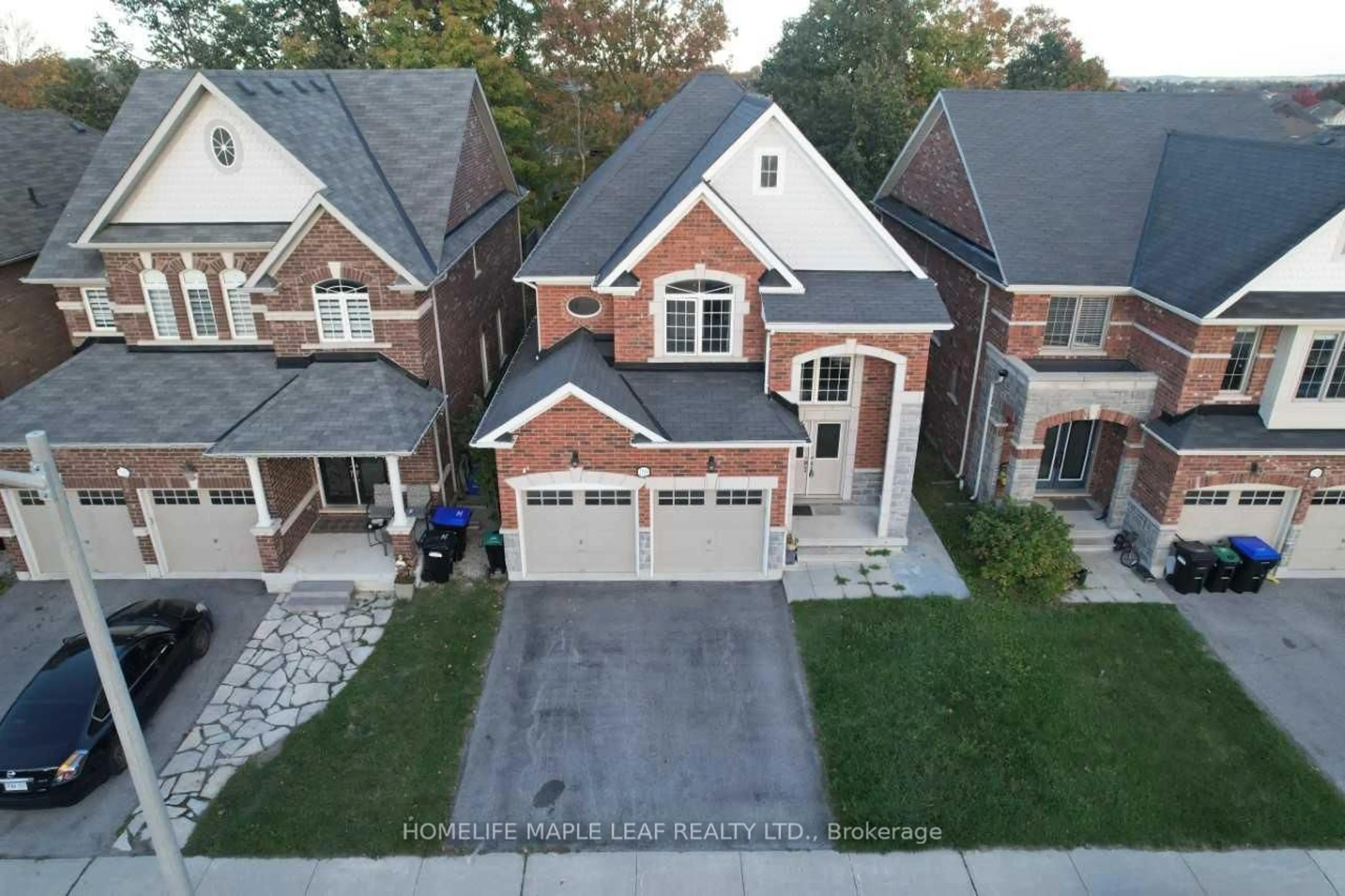 A pic from outside/outdoor area/front of a property/back of a property/a pic from drone, street for 2180 Dawson Cres, Innisfil Ontario L9S 0H1