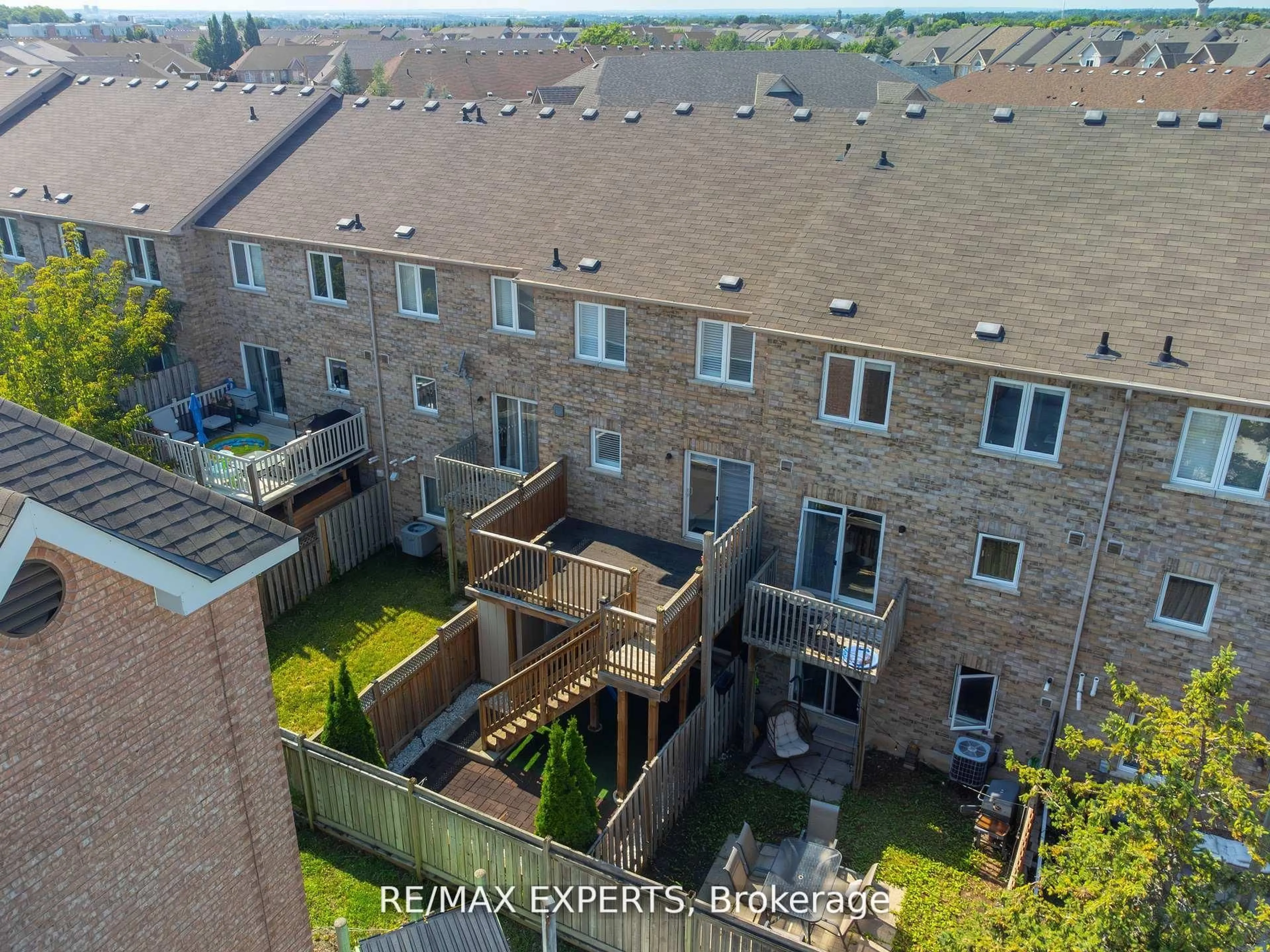 A pic from outside/outdoor area/front of a property/back of a property/a pic from drone, unknown for 19 Foxchase Ave #32, Vaughan Ontario L4L 9M9