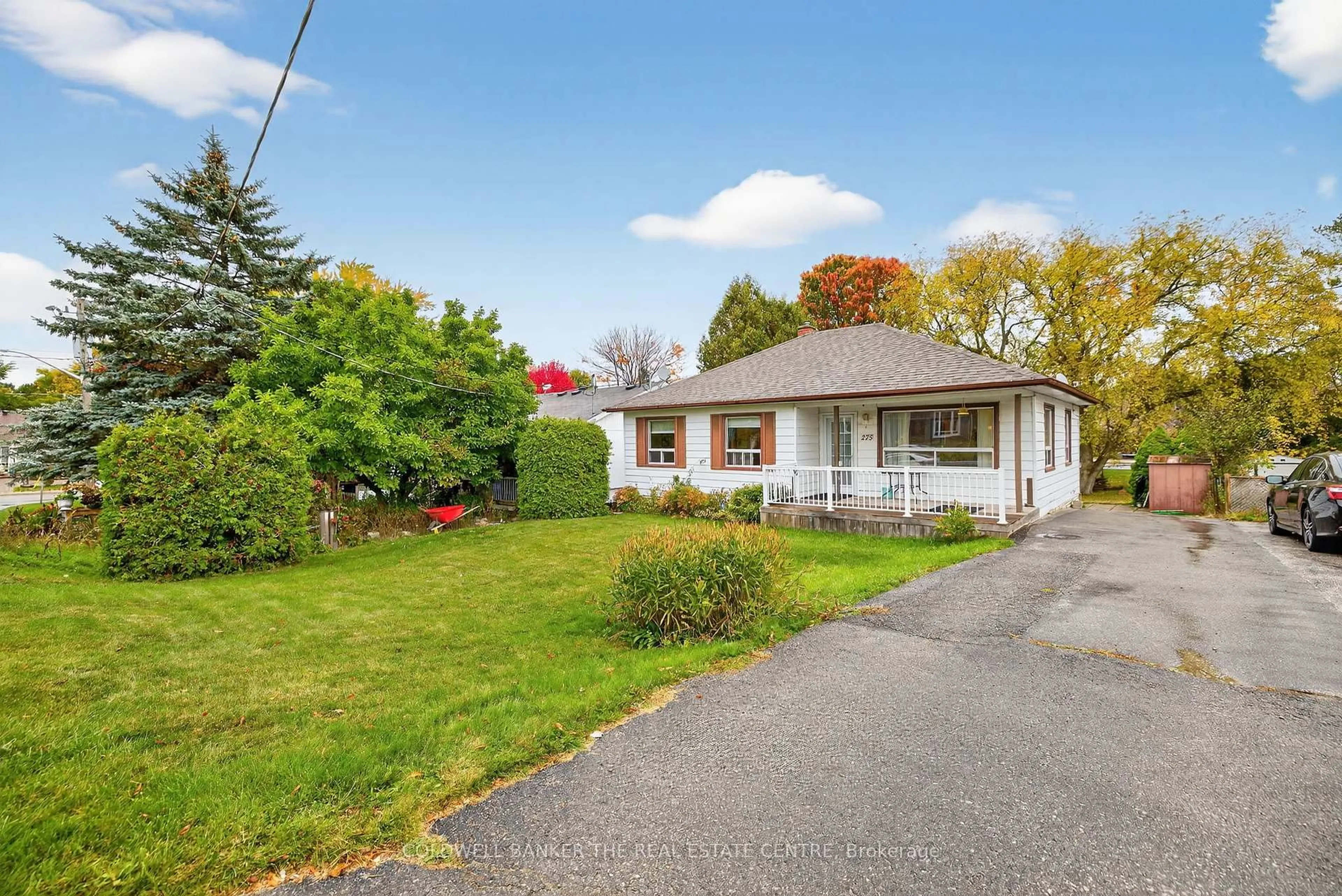 A pic from outside/outdoor area/front of a property/back of a property/a pic from drone, street for 275 Maple St, Newmarket Ontario L3Y 3K1