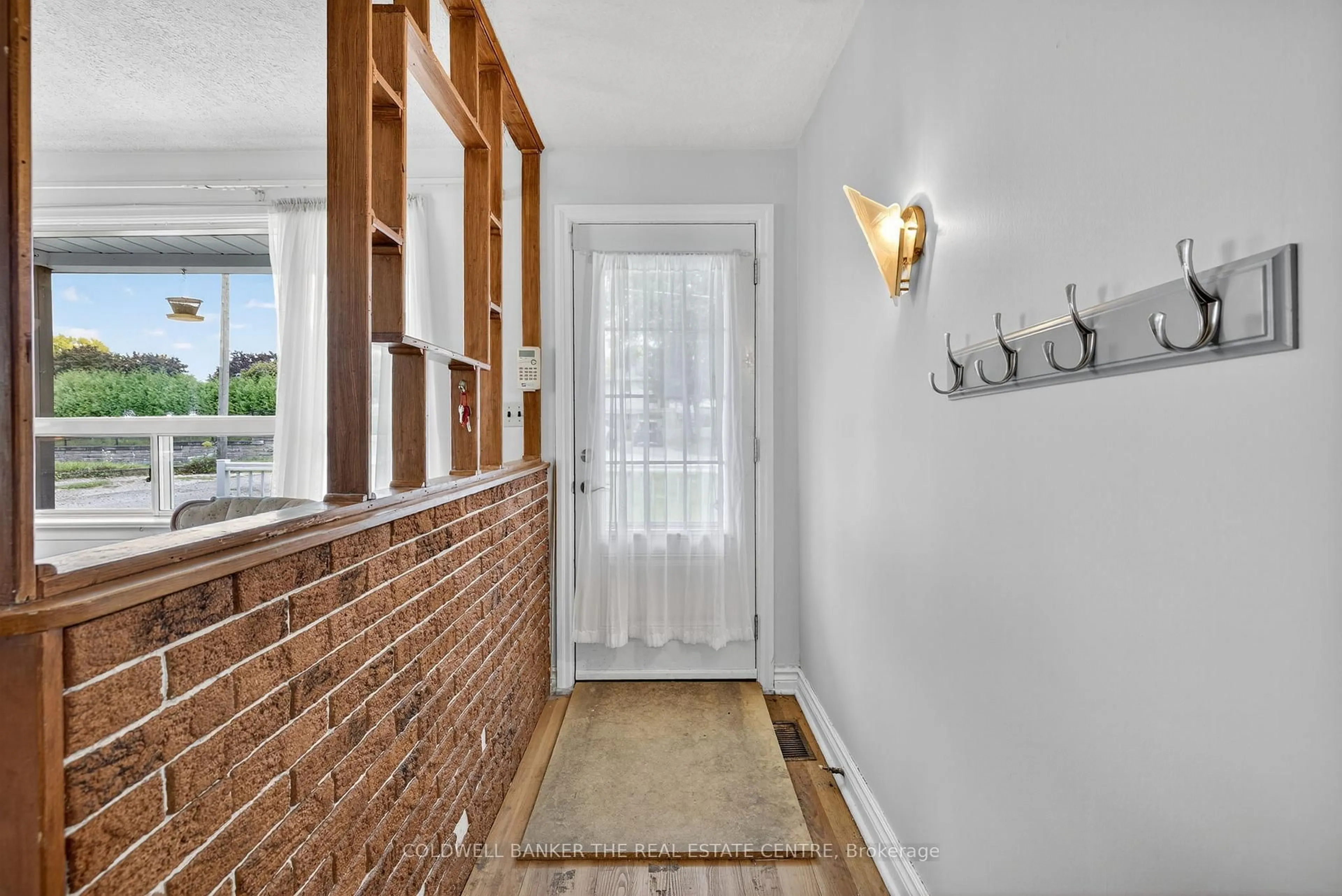 Indoor entryway for 275 Maple St, Newmarket Ontario L3Y 3K1