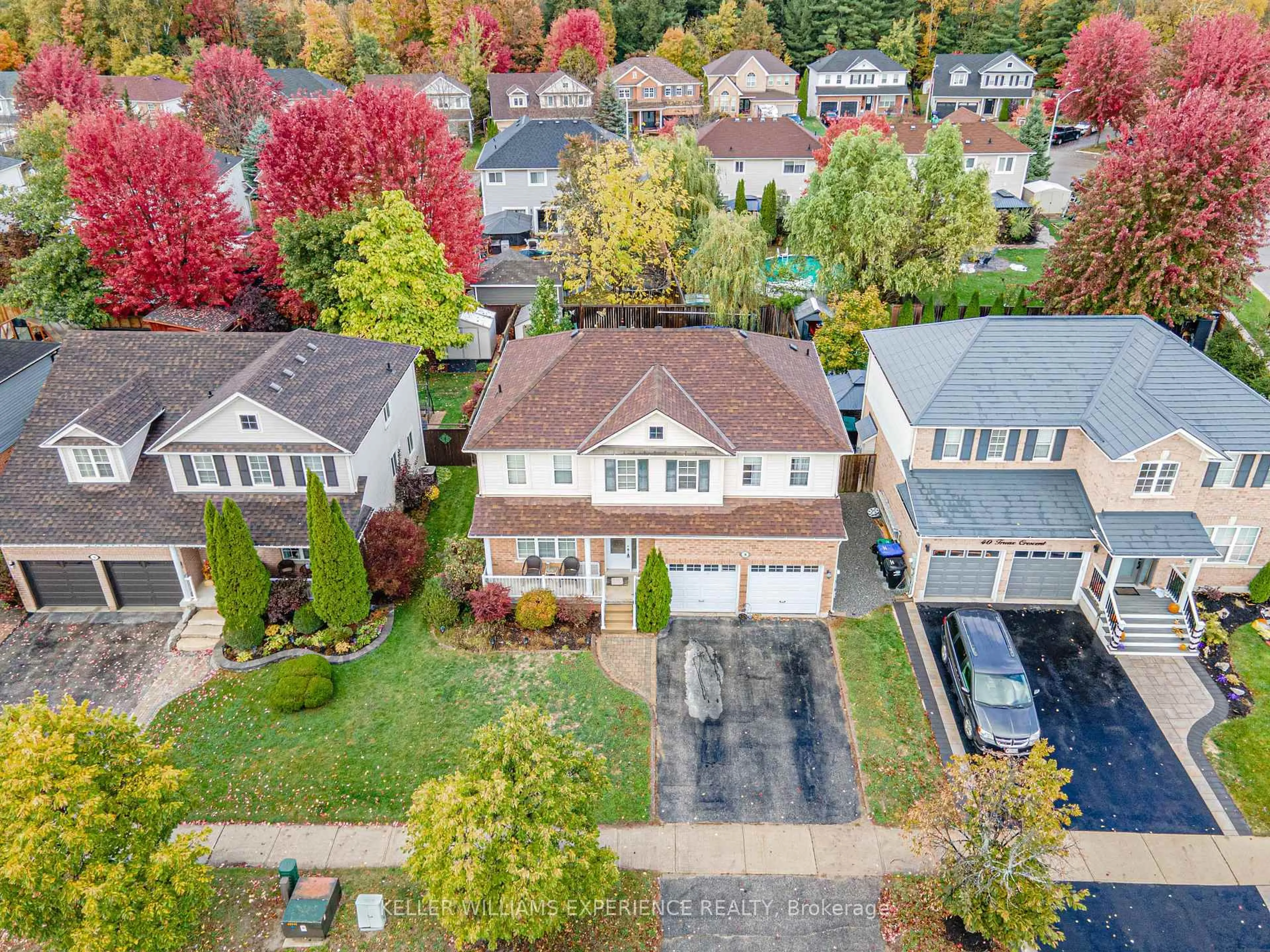 A pic from outside/outdoor area/front of a property/back of a property/a pic from drone, street for 38 Truax Cres, Essa Ontario L3W 0C2