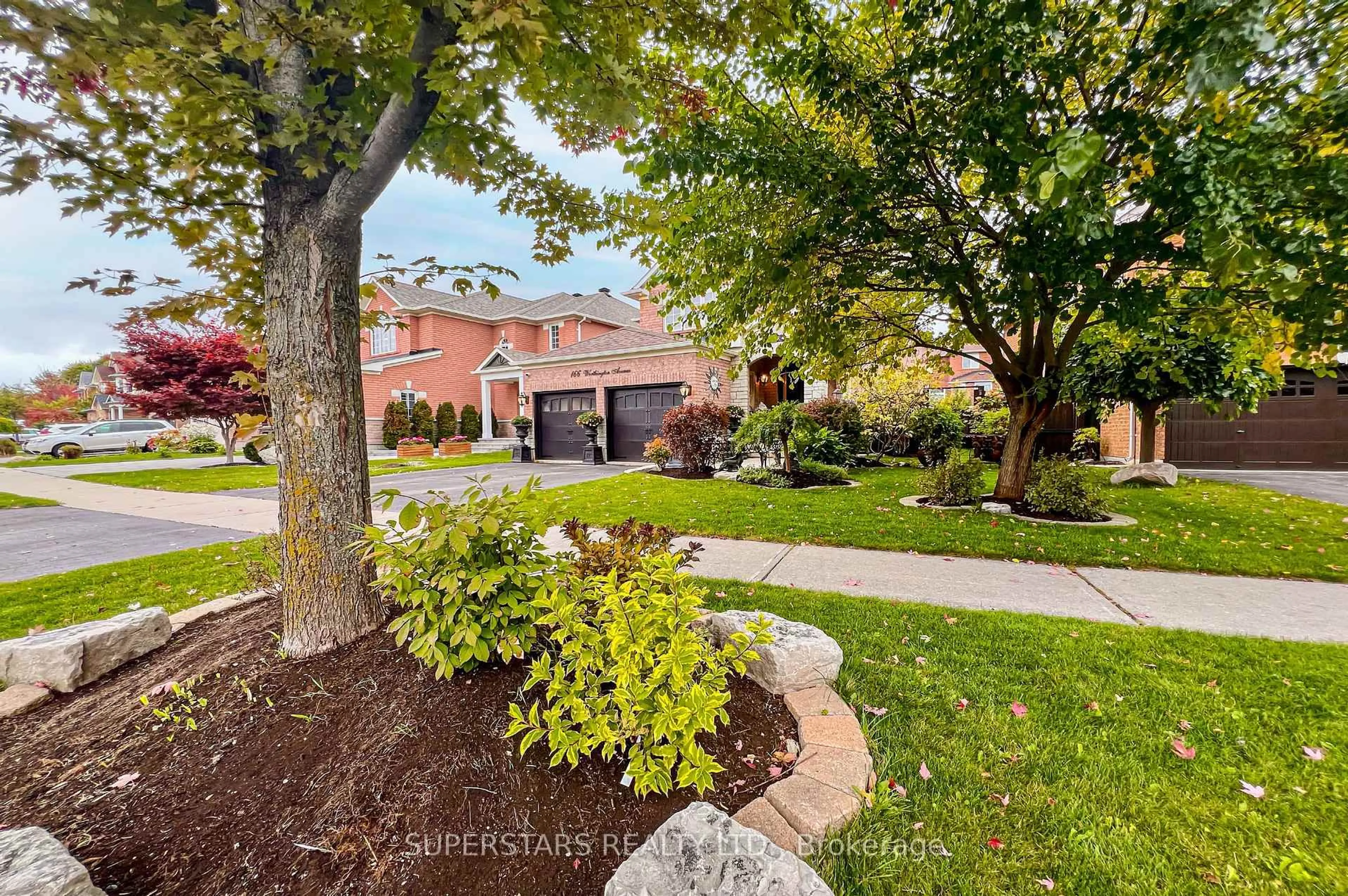 A pic from outside/outdoor area/front of a property/back of a property/a pic from drone, street for 166 Worthington Ave, Richmond Hill Ontario L4E 4N7