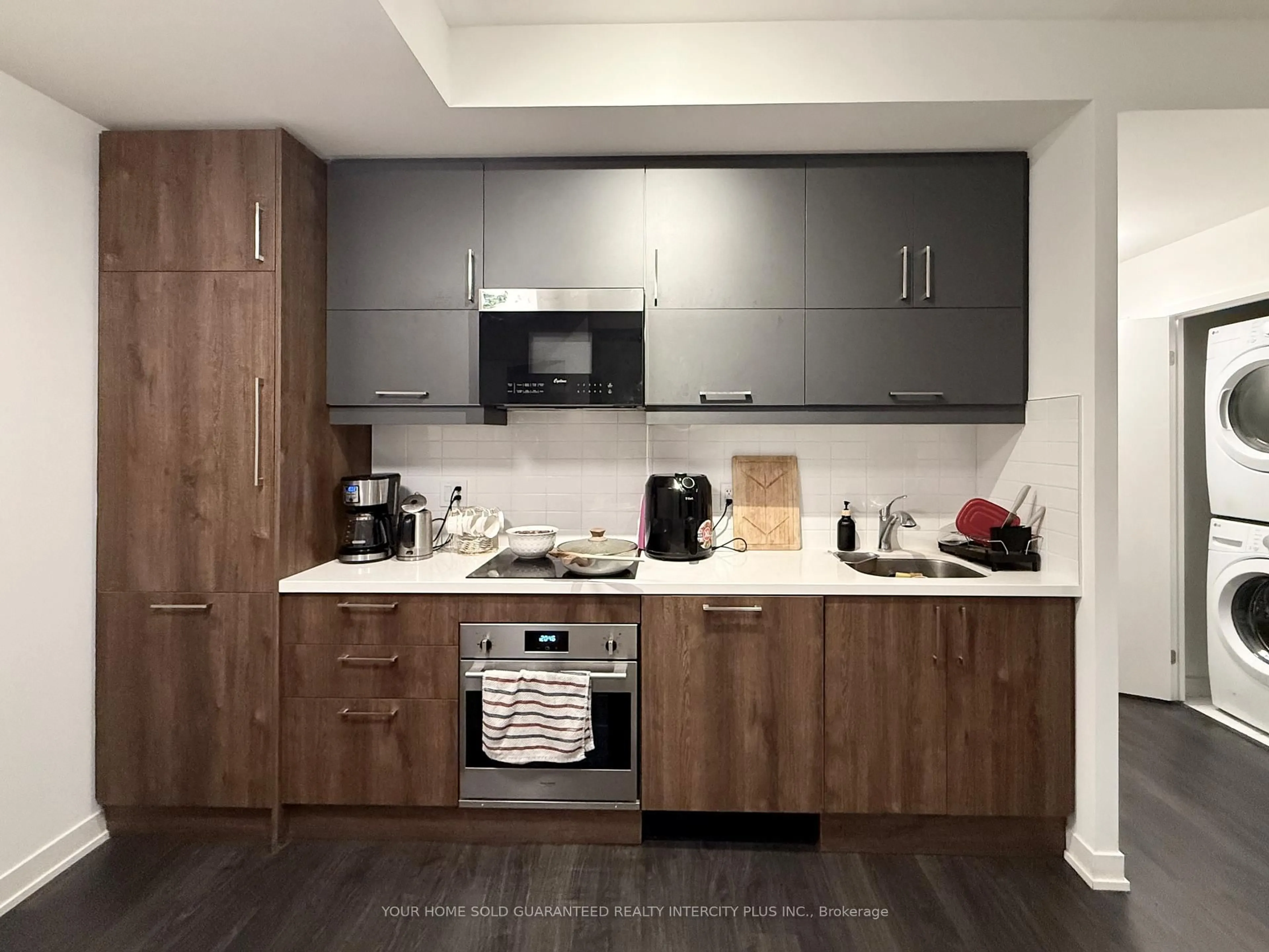 Standard kitchen, wood/laminate floor for 292 Verdale Crossing #B917, Markham Ontario L6G 0H6