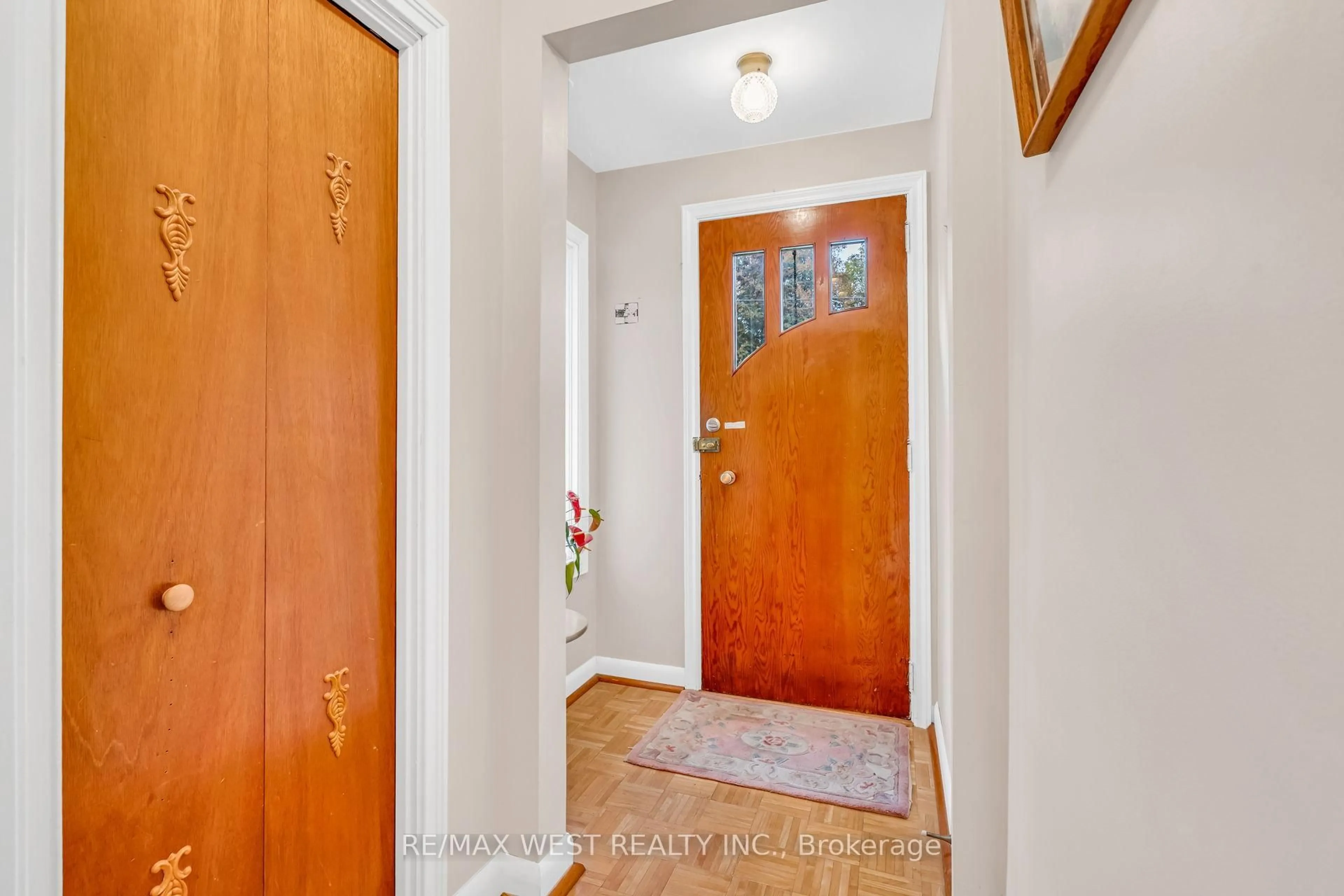 Indoor entryway for 90 Napier St, Vaughan Ontario L0J 1C0