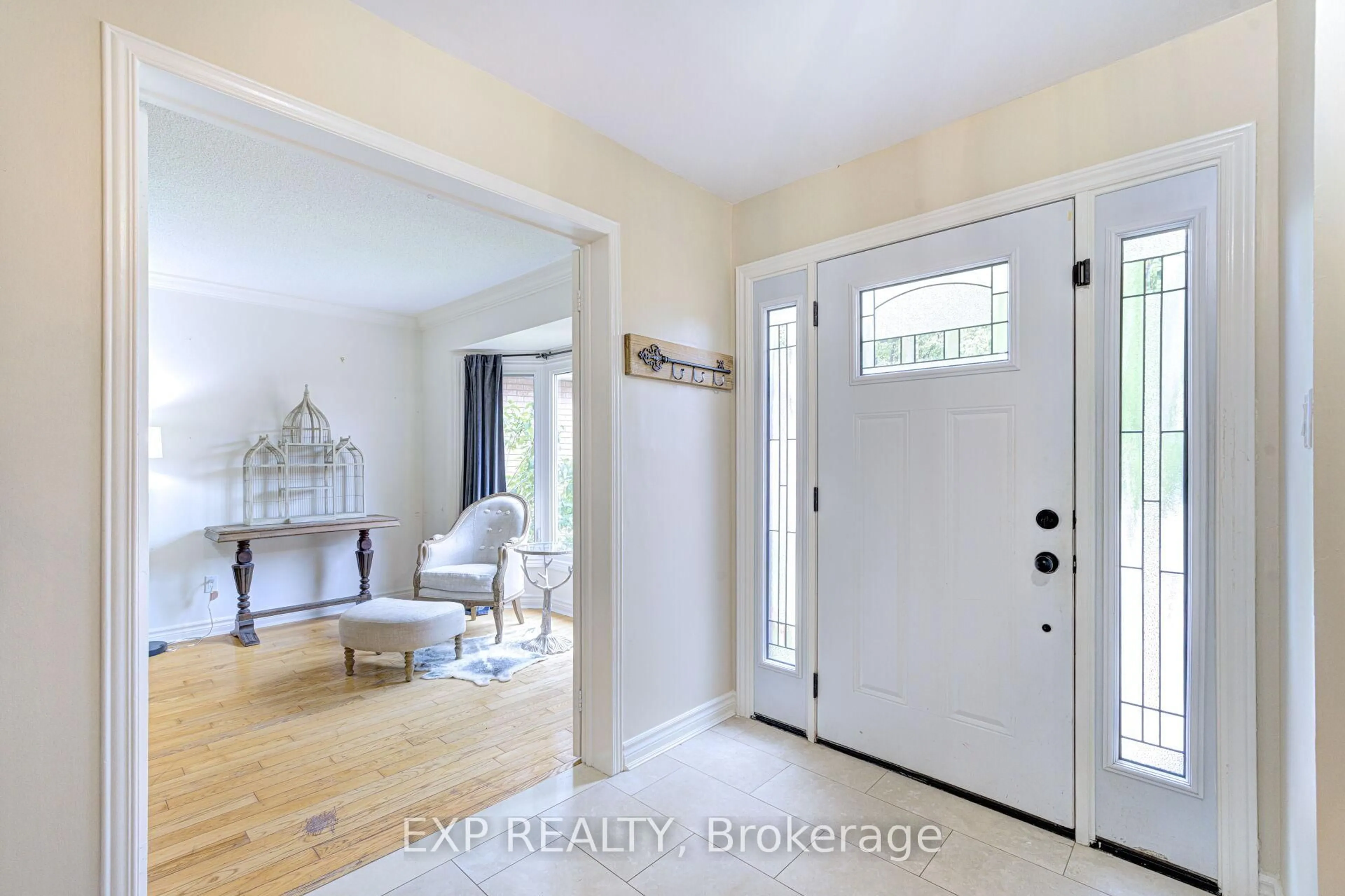 Indoor entryway for 21 April Gdns, Aurora Ontario L4G 4R7