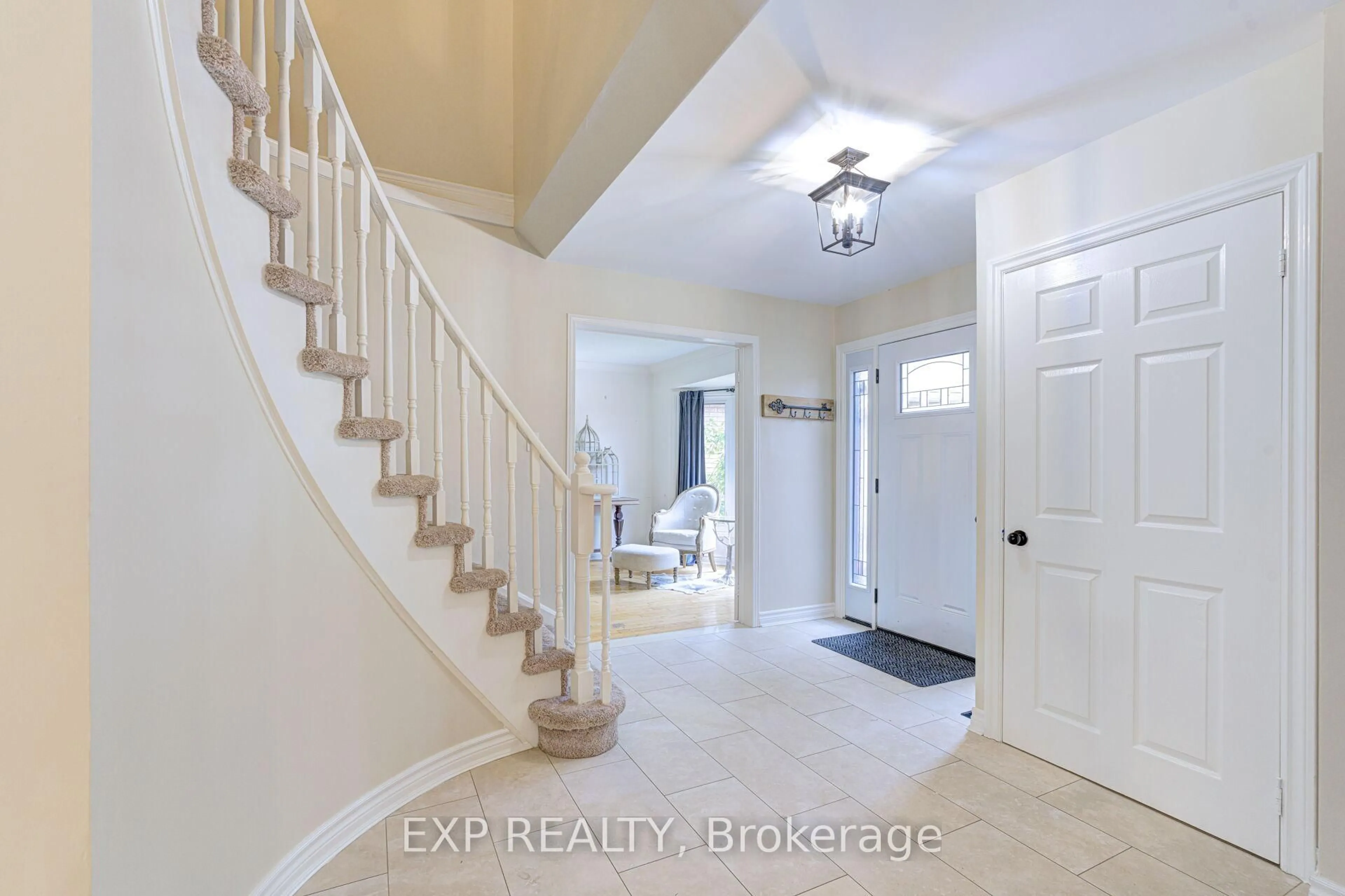 Indoor entryway for 21 April Gdns, Aurora Ontario L4G 4R7