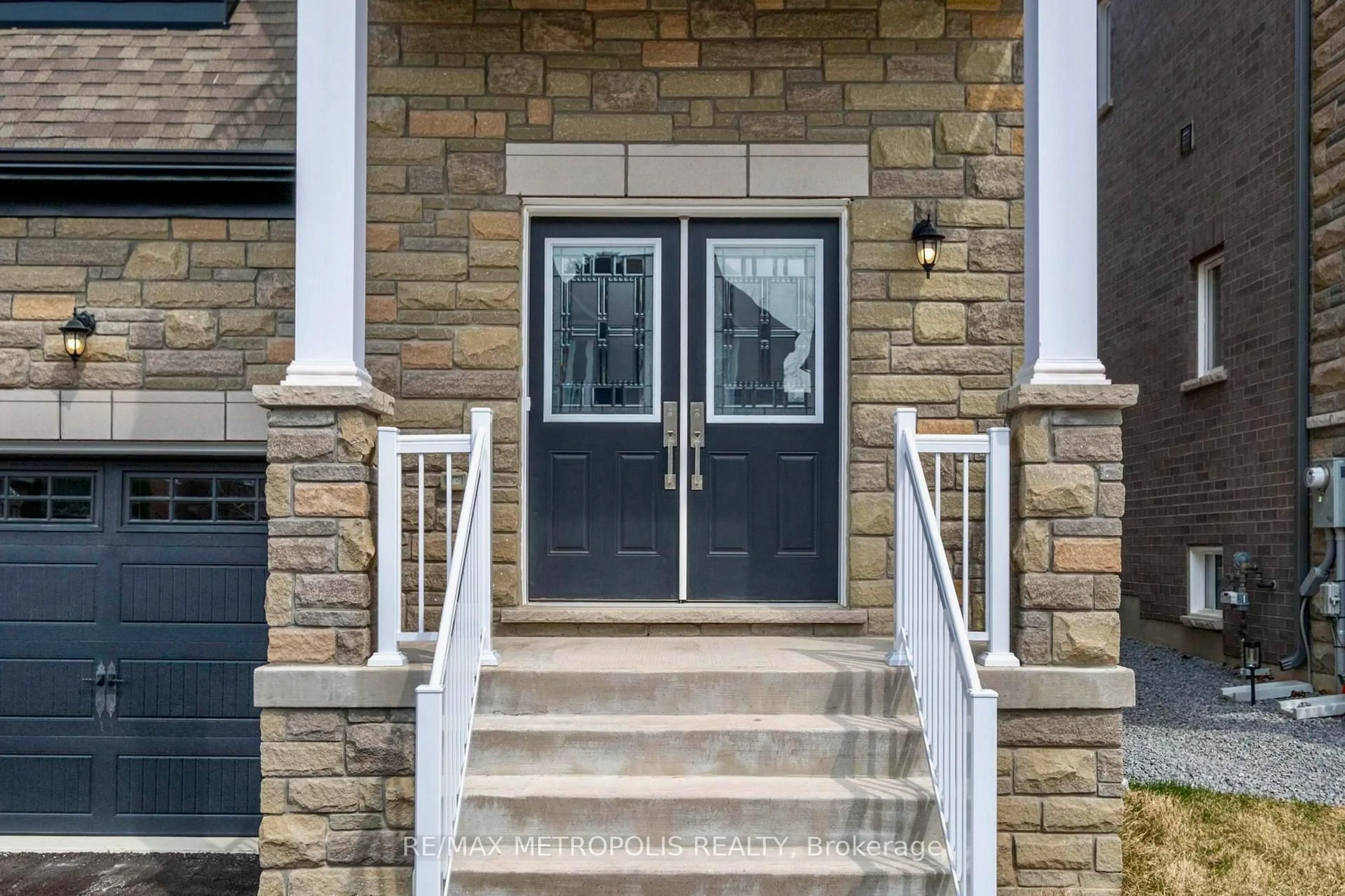 Indoor entryway for 15 Seguin St, Richmond Hill Ontario L4E 1L8