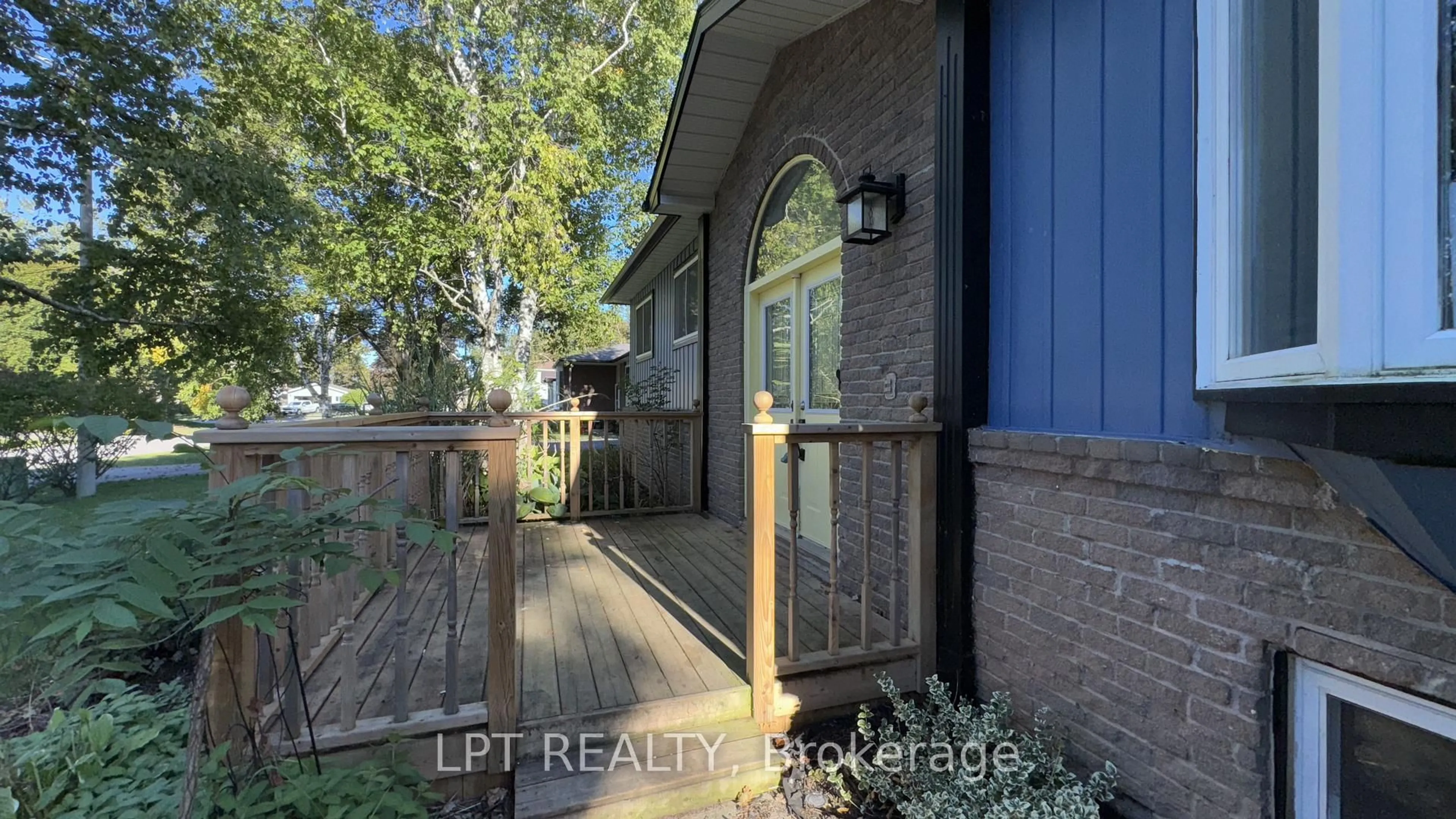 Indoor entryway for 209 Sunset Cres, Innisfil Ontario L9S 1J2