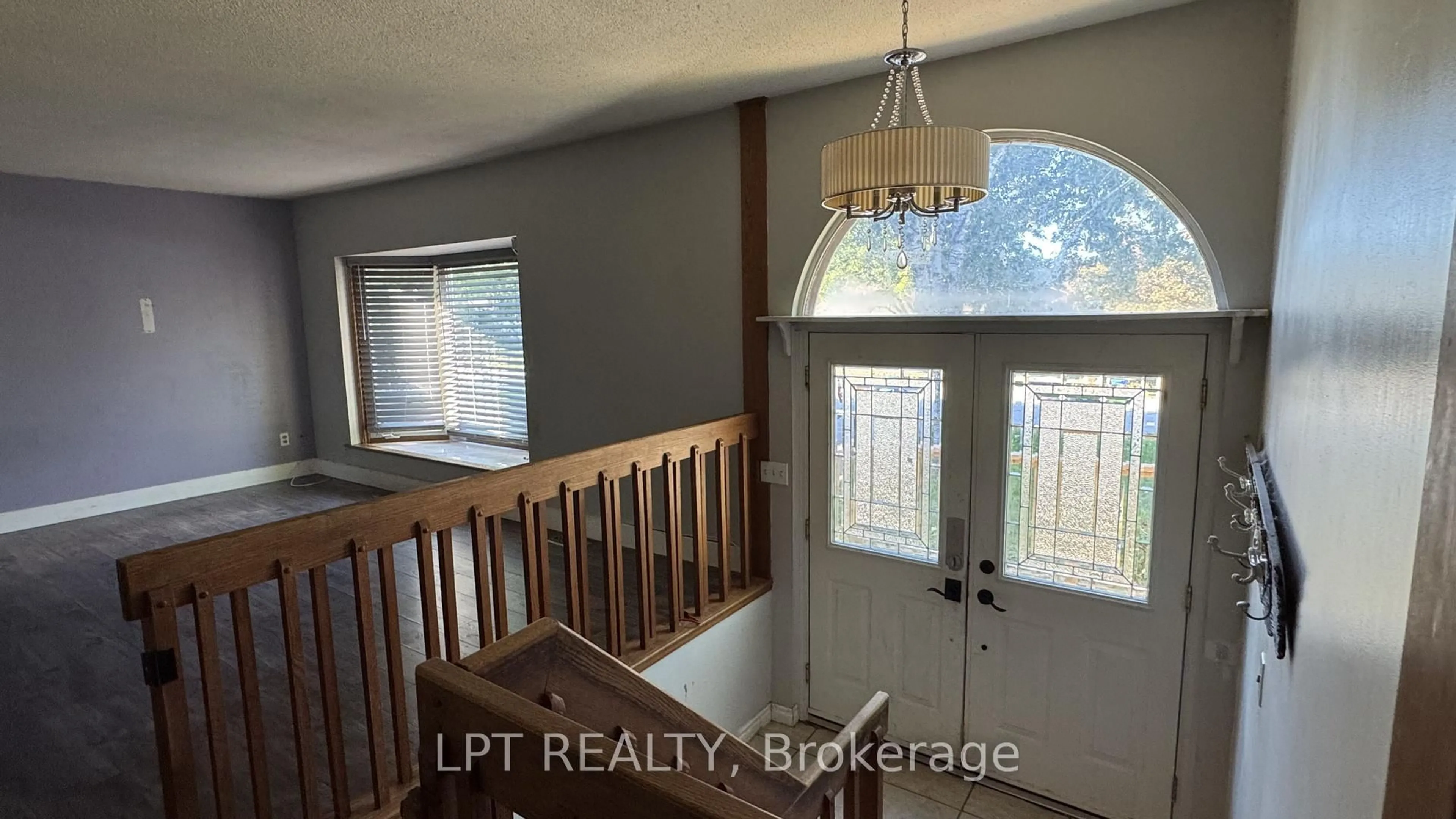 Indoor entryway for 209 Sunset Cres, Innisfil Ontario L9S 1J2