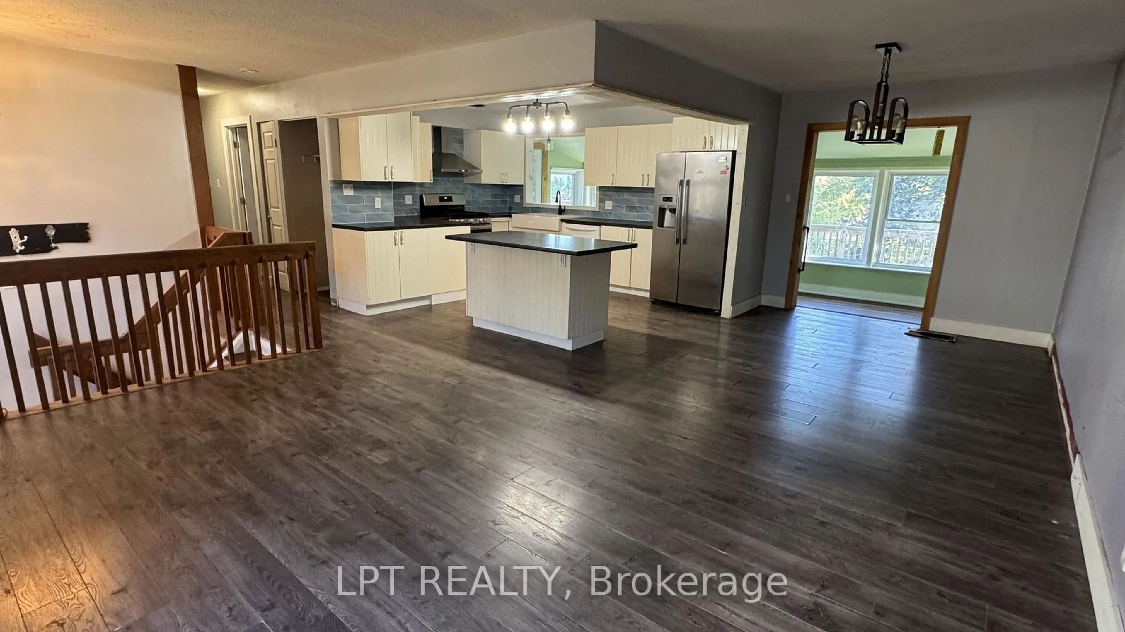 Open concept kitchen, wood/laminate floor for 209 Sunset Cres, Innisfil Ontario L9S 1J2