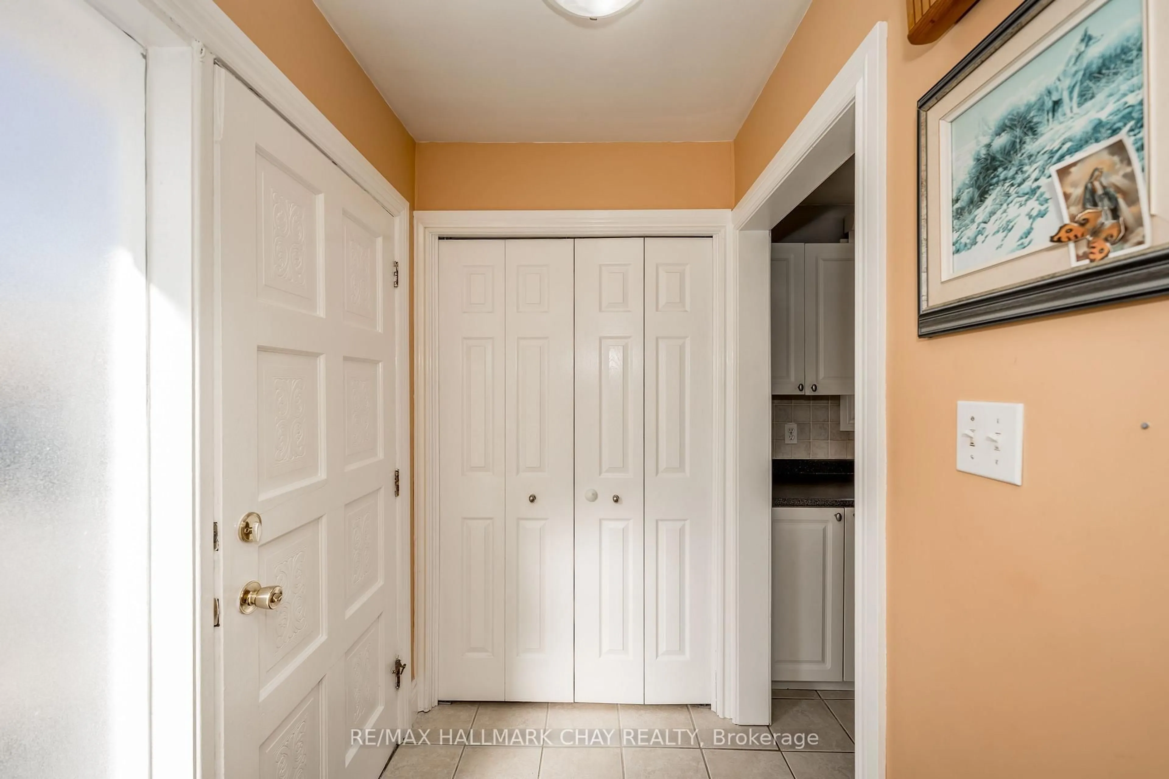 Indoor entryway for 28 Brown St, New Tecumseth Ontario L0G 1W0