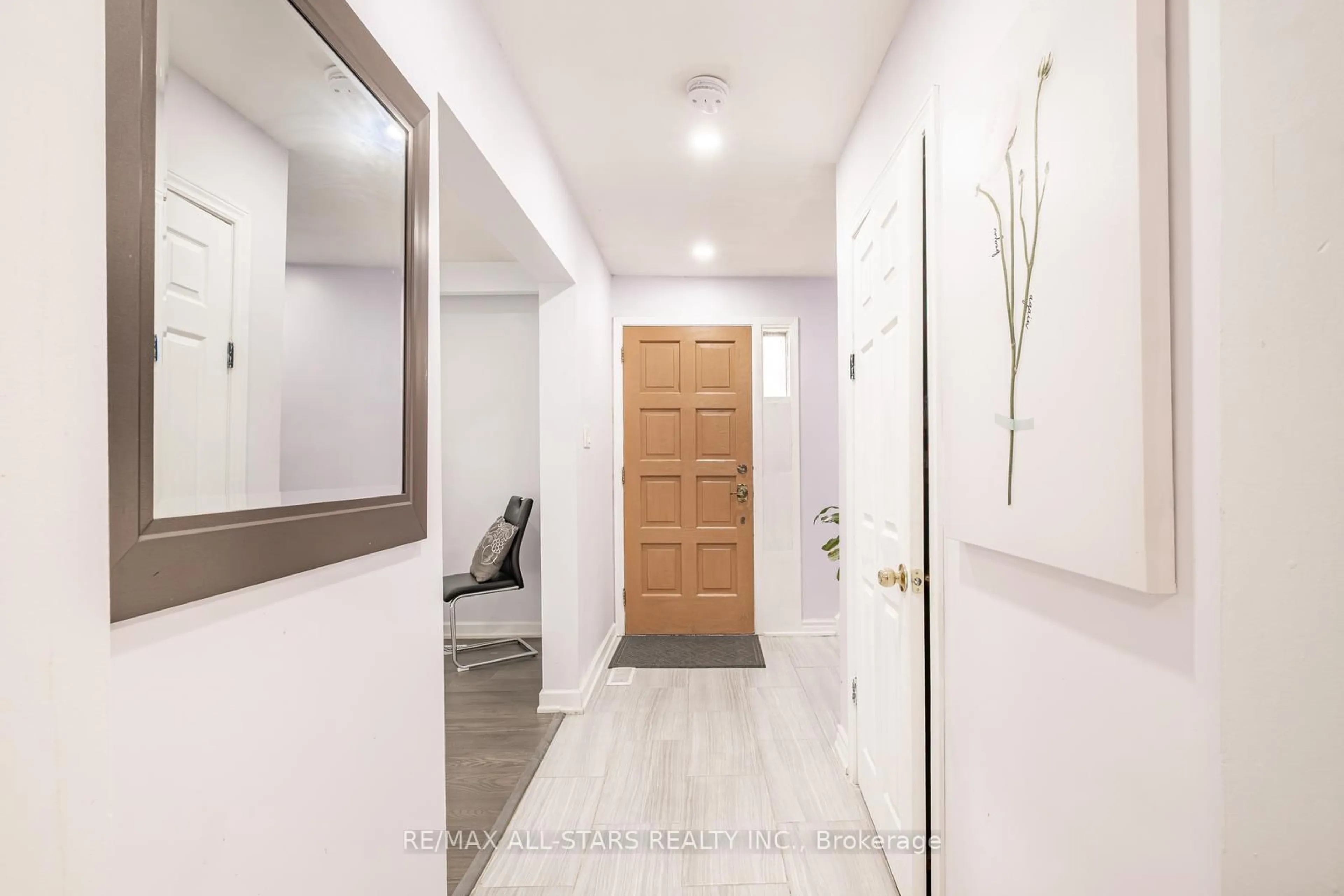 Indoor entryway for 520 Elm Rd, Whitchurch-Stouffville Ontario L4A 1W8