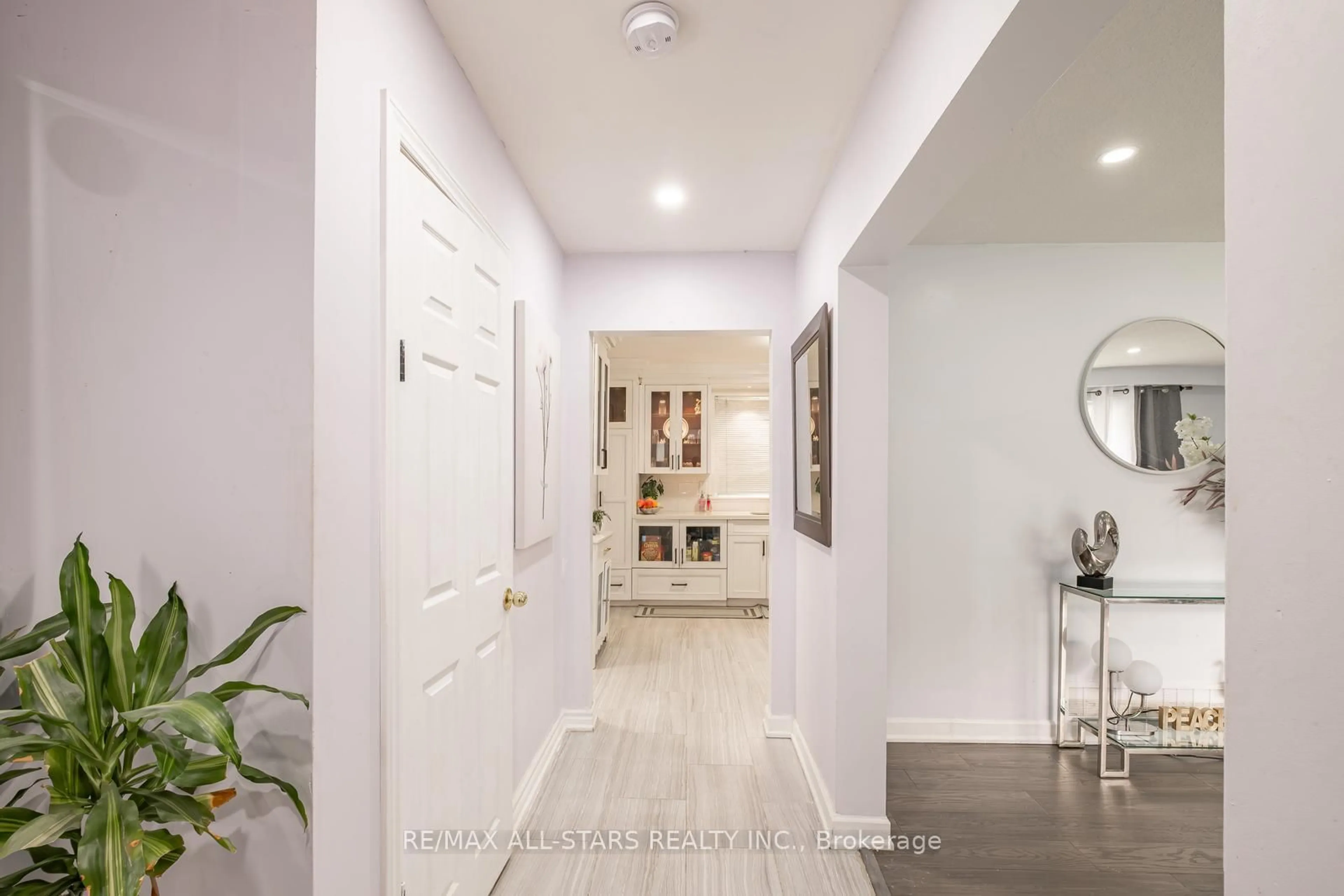 Indoor entryway for 520 Elm Rd, Whitchurch-Stouffville Ontario L4A 1W8