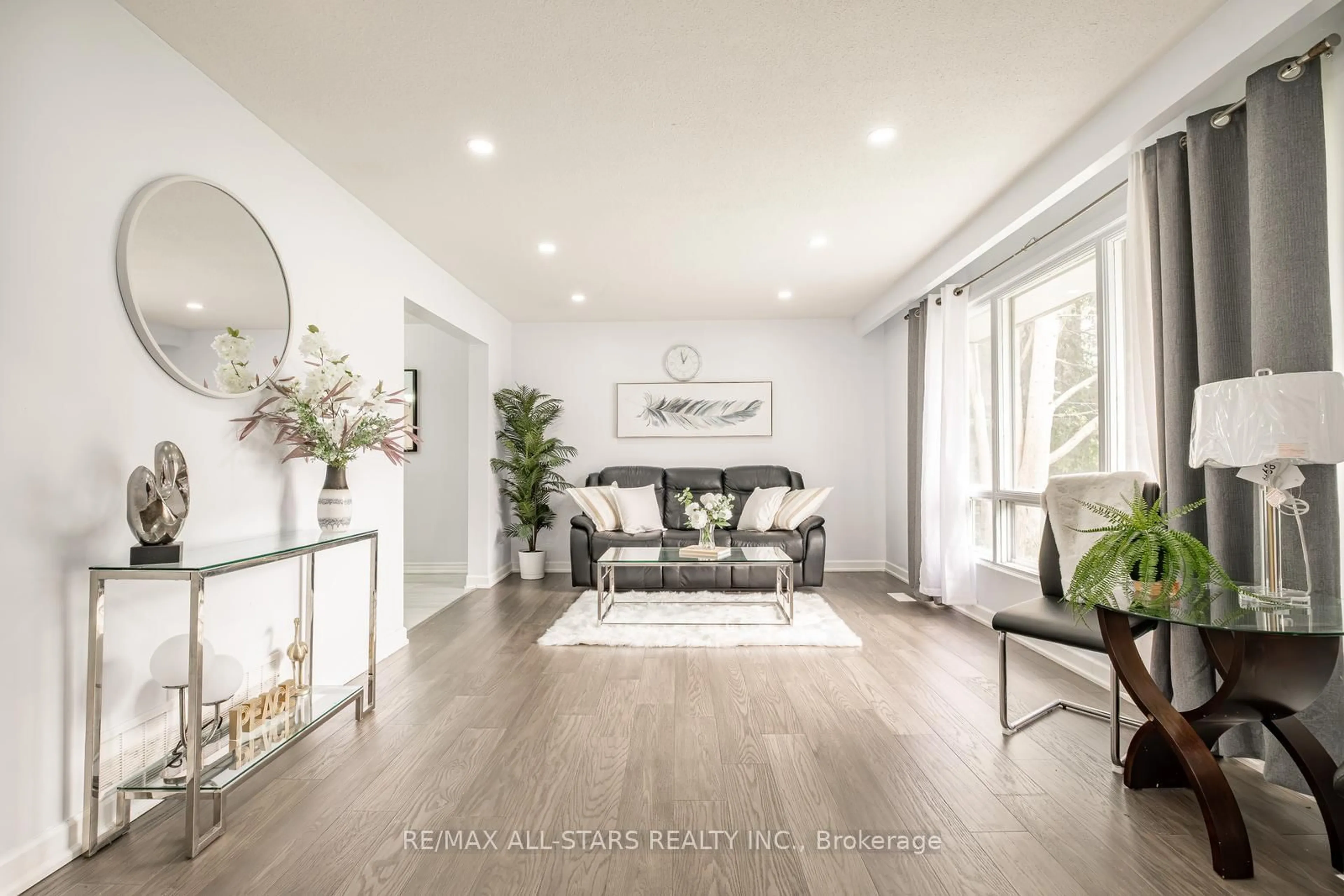 Living room with furniture, wood/laminate floor for 520 Elm Rd, Whitchurch-Stouffville Ontario L4A 1W8