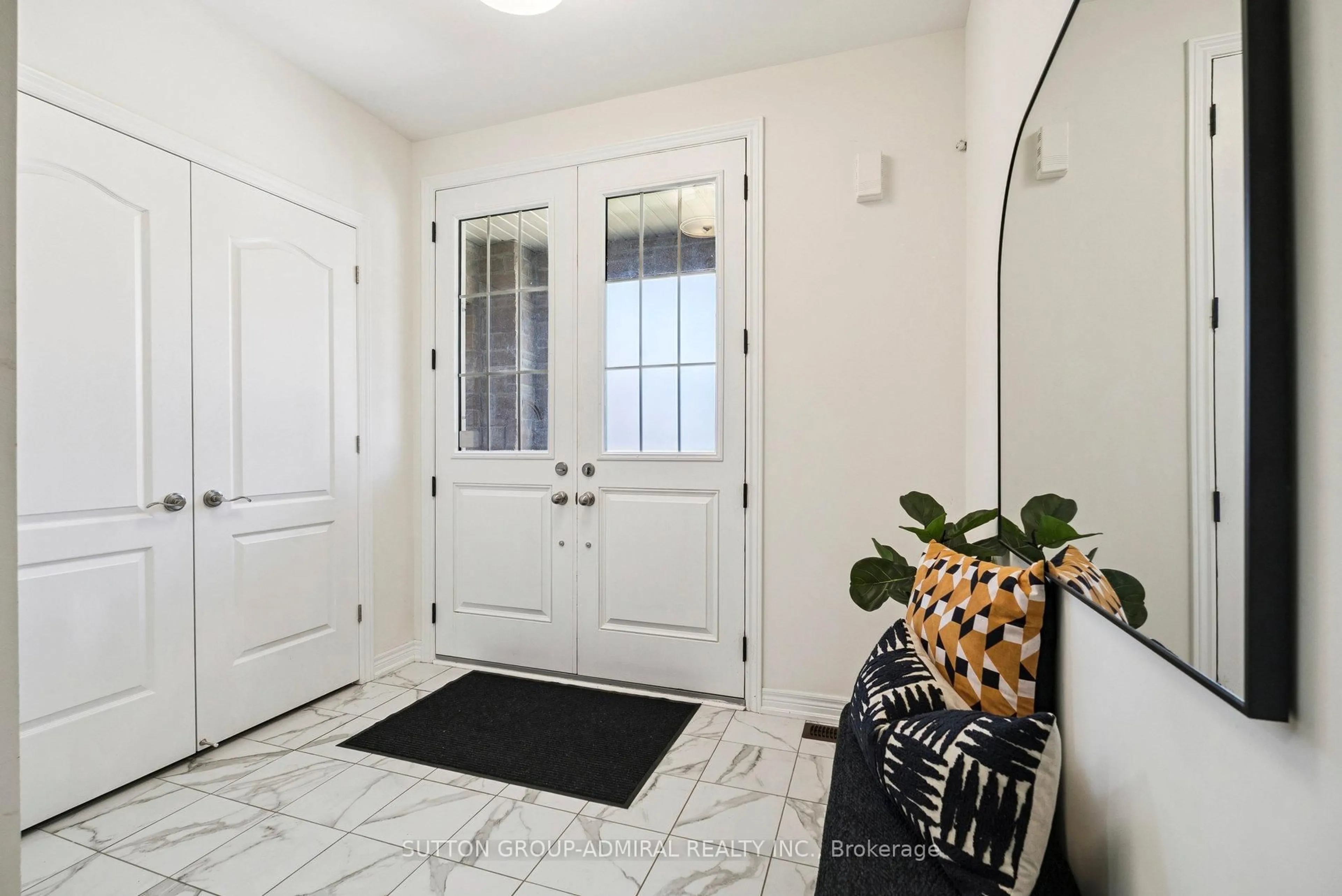 Indoor entryway for 15 john smith St, East Gwillimbury Ontario L9N 0S7
