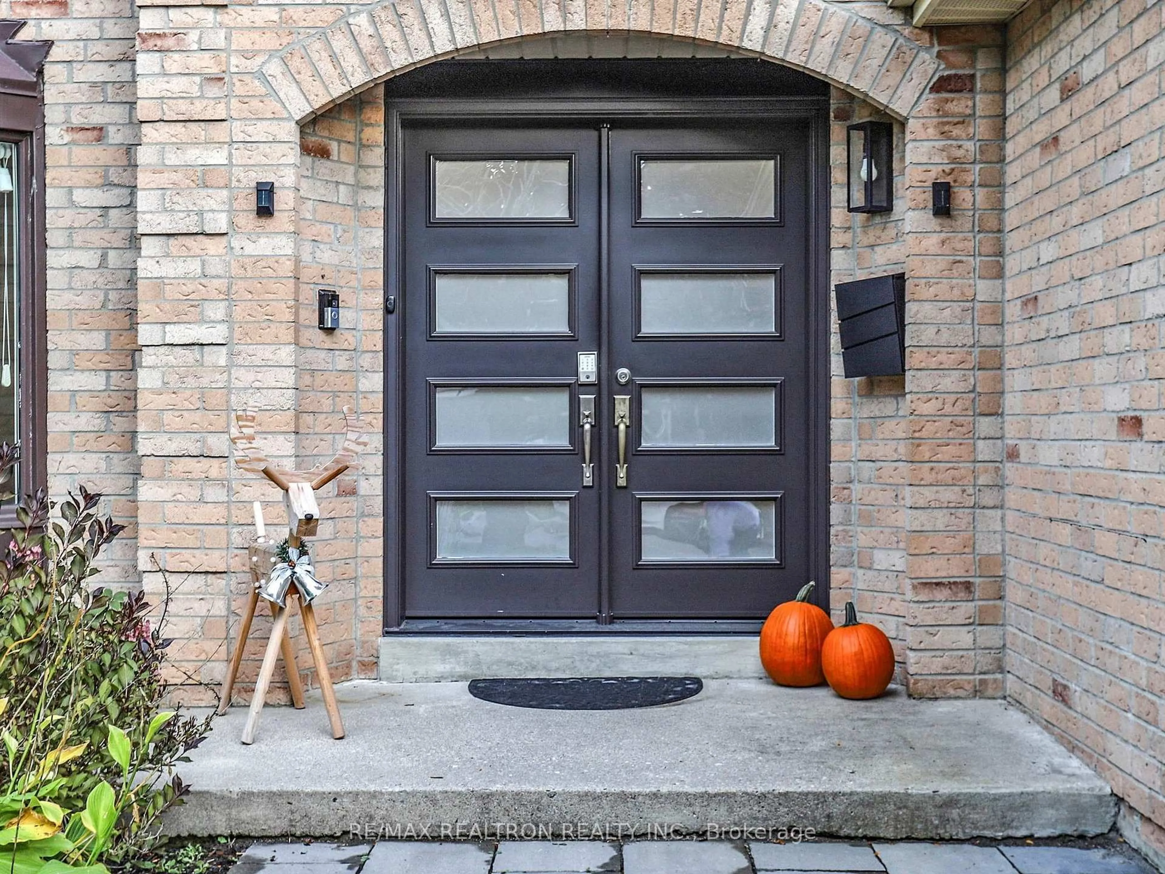 Indoor entryway for 19 Timpson Dr, Aurora Ontario L4G 5K7