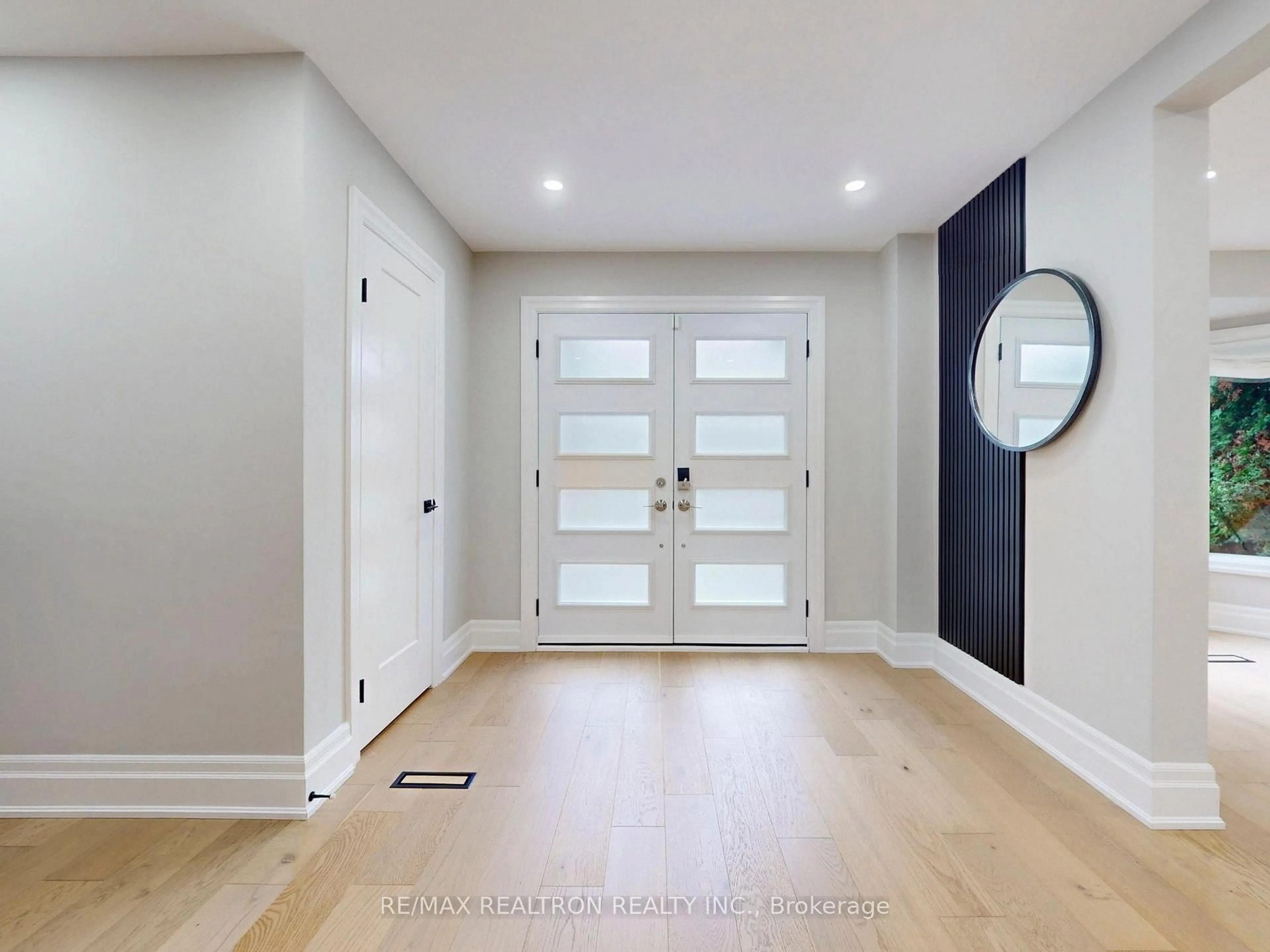 Indoor entryway for 19 Timpson Dr, Aurora Ontario L4G 5K7