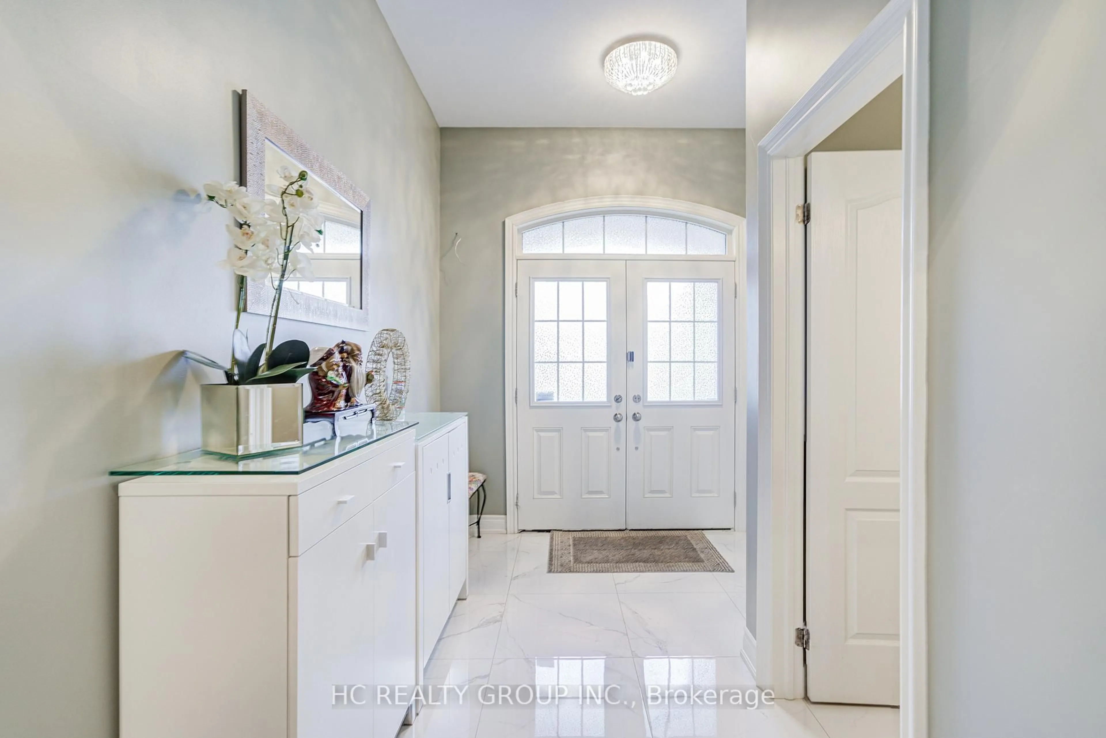 Indoor entryway for 25 Deer Pass Rd, East Gwillimbury Ontario L9N 0L6