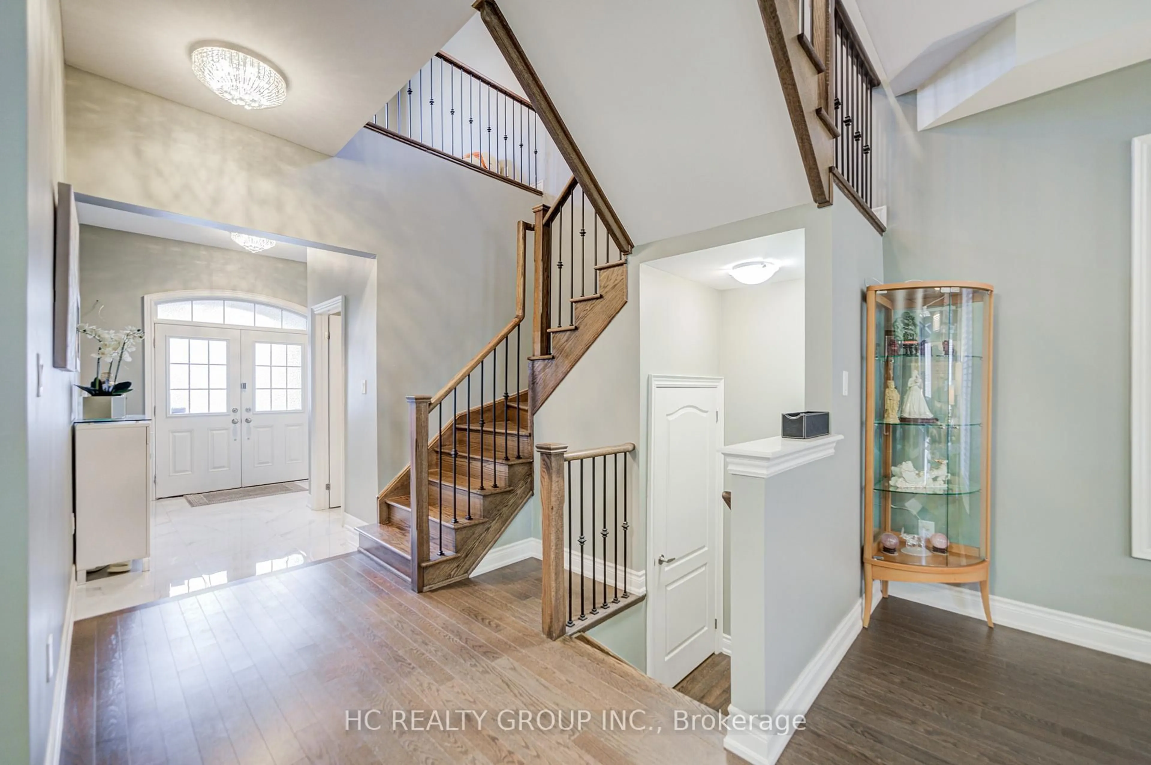 Indoor entryway for 25 Deer Pass Rd, East Gwillimbury Ontario L9N 0L6