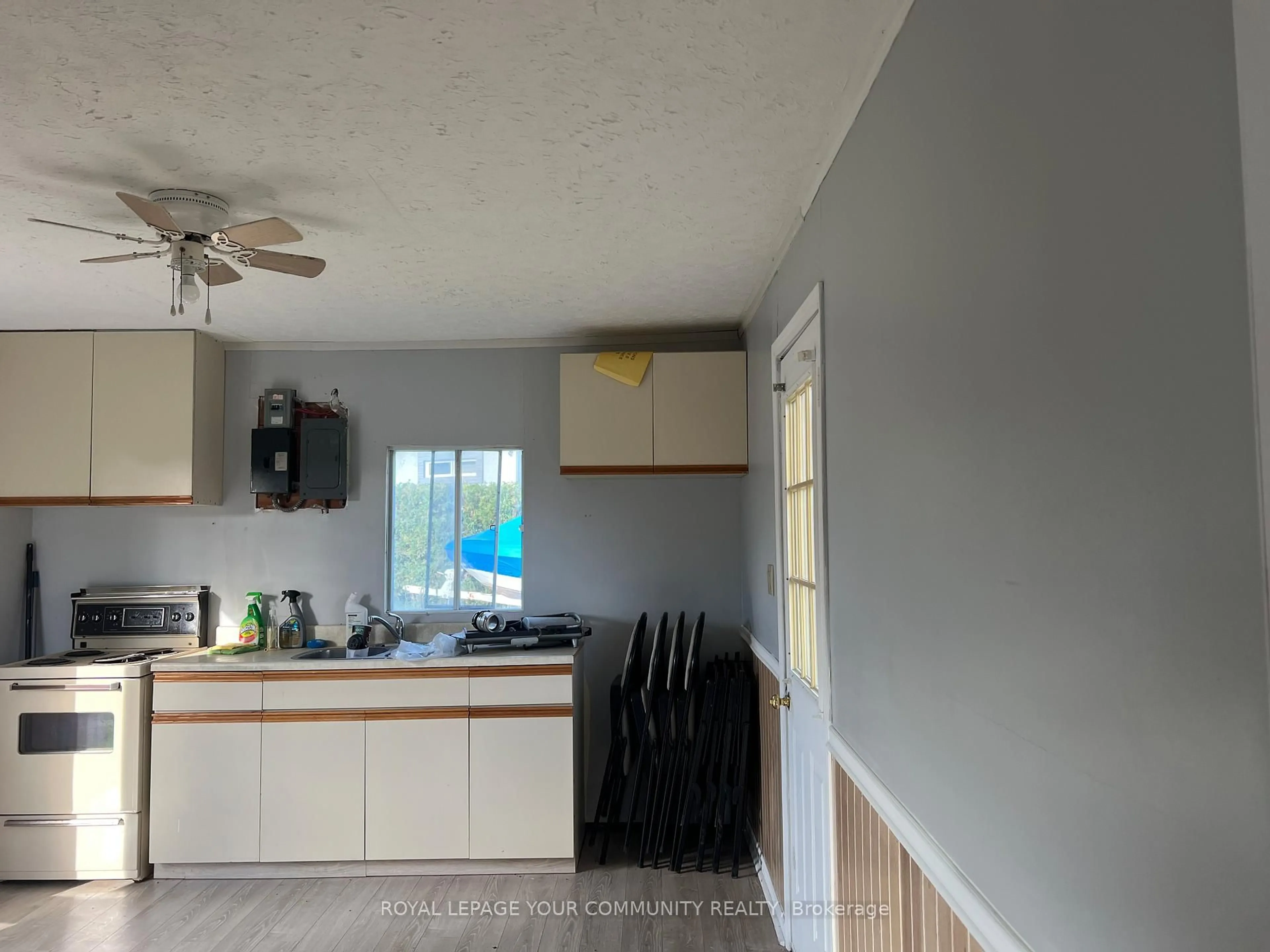 A pic of a room for 8 Island Dr, Georgina Ontario L0E 1S0