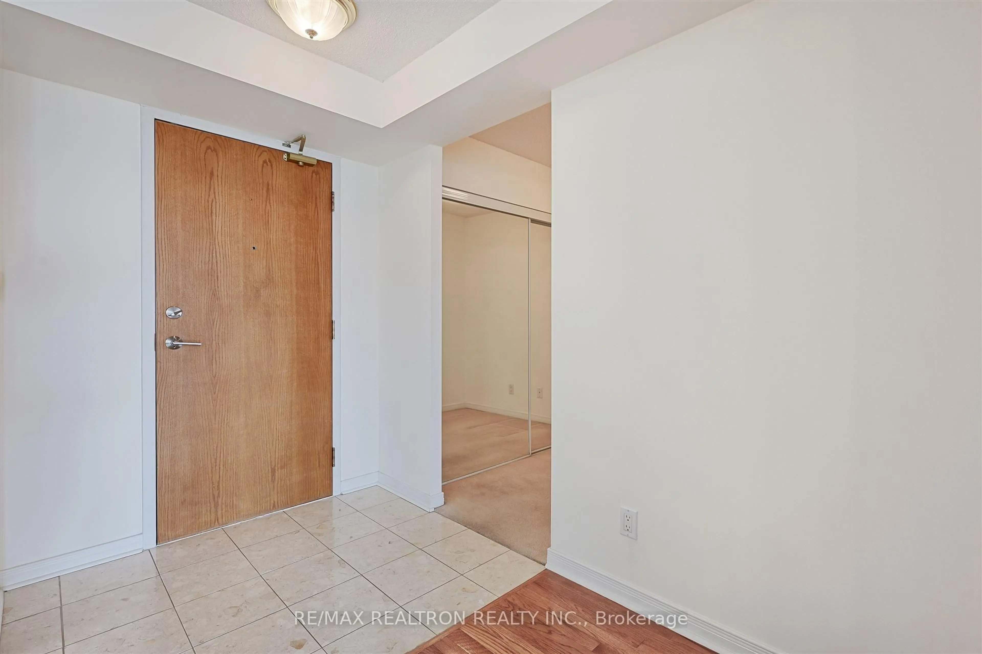 Indoor entryway for 19 Northern Heights Dr #510, Richmond Hill Ontario L4B 4M4