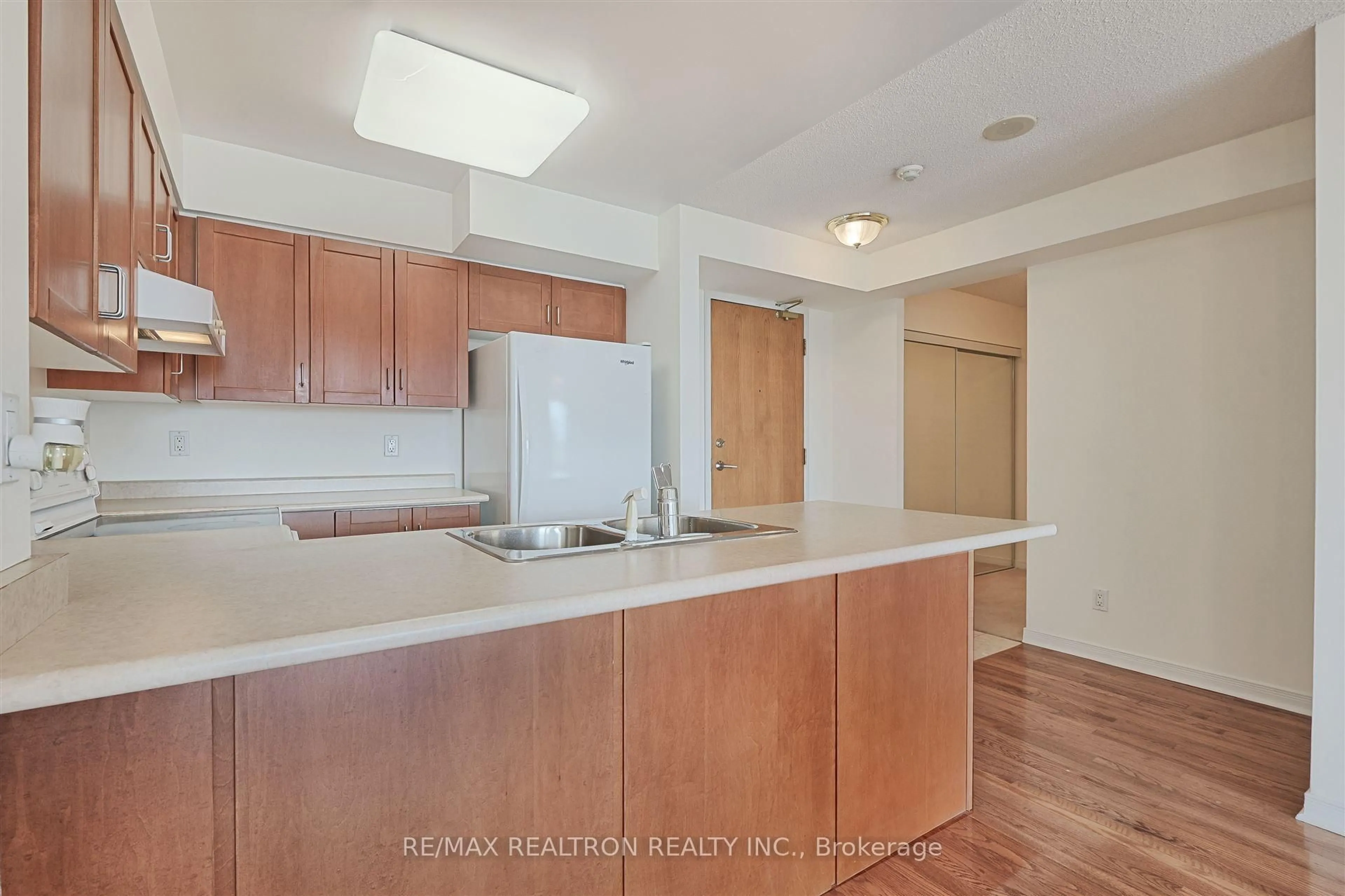 Standard kitchen, unknown for 19 Northern Heights Dr #510, Richmond Hill Ontario L4B 4M4
