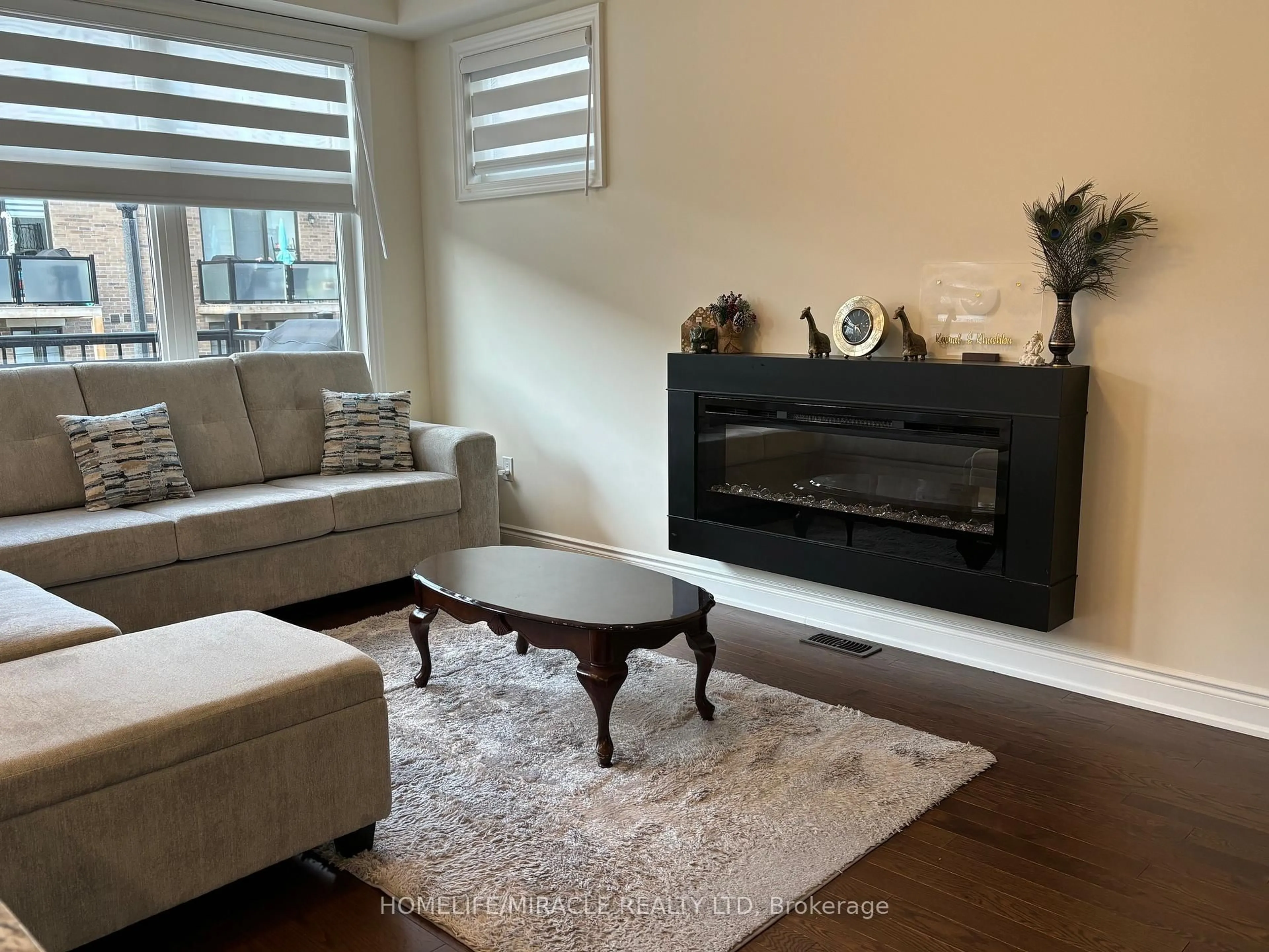 Living room with furniture, unknown for 8 Bennington Rd, Newmarket Ontario L3X 0M8