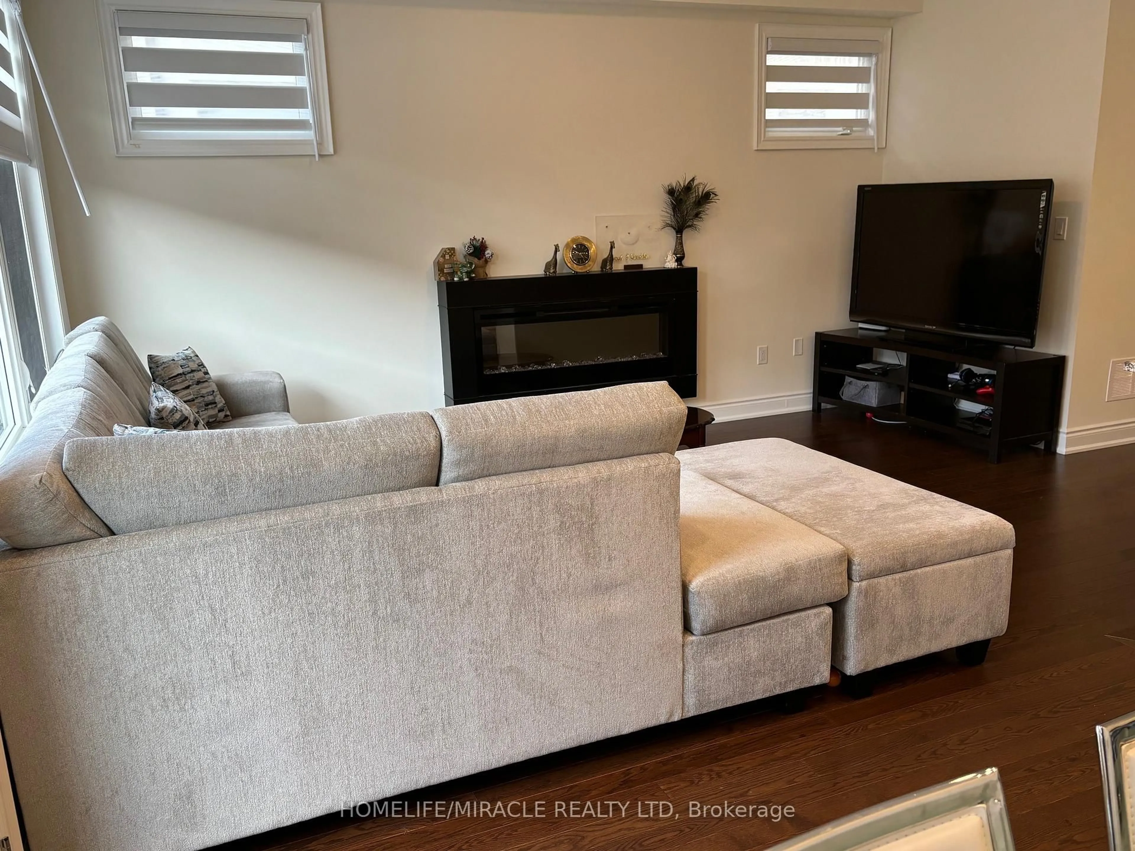 Living room with furniture, unknown for 8 Bennington Rd, Newmarket Ontario L3X 0M8