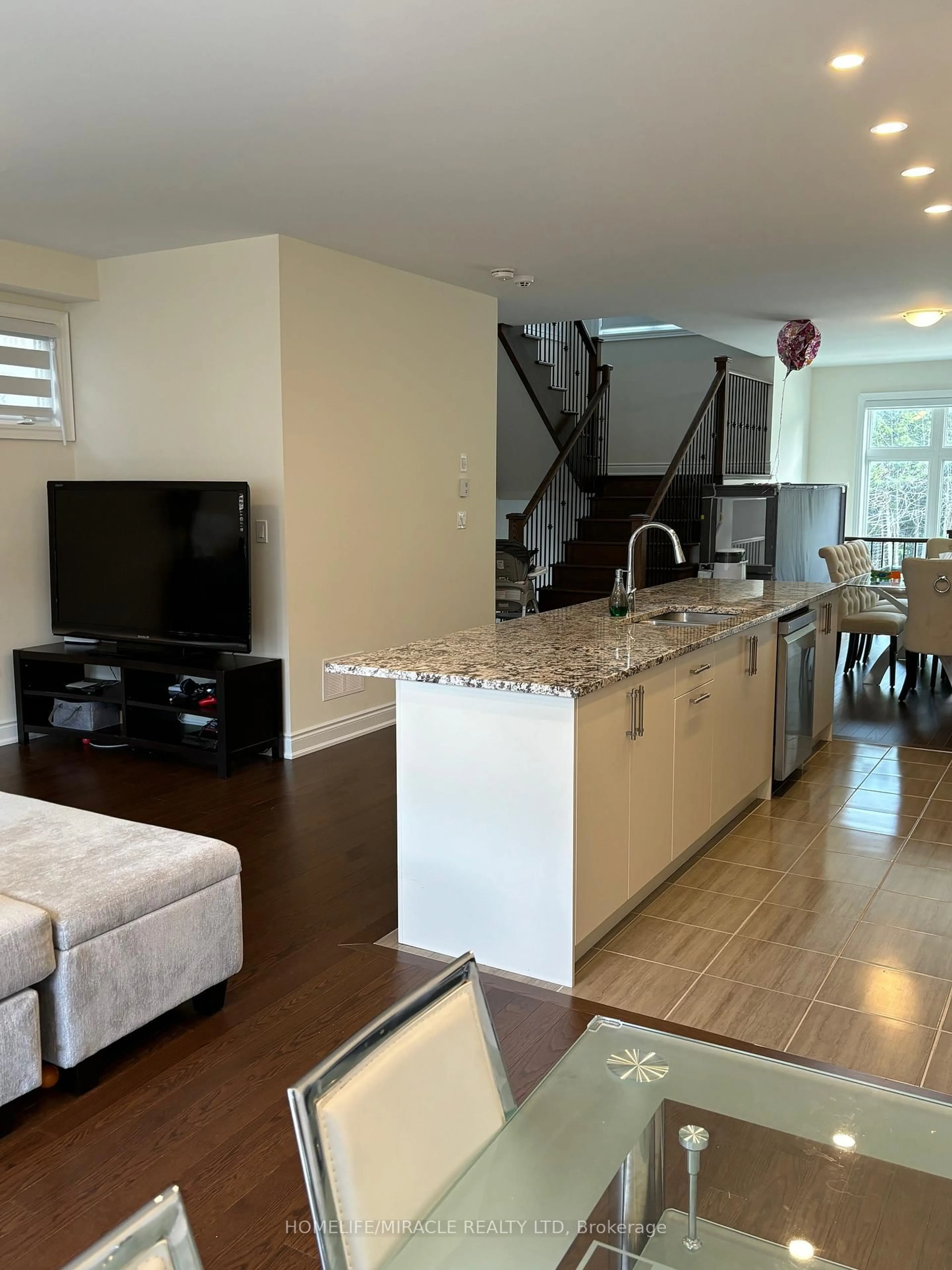 Open concept kitchen, unknown for 8 Bennington Rd, Newmarket Ontario L3X 0M8