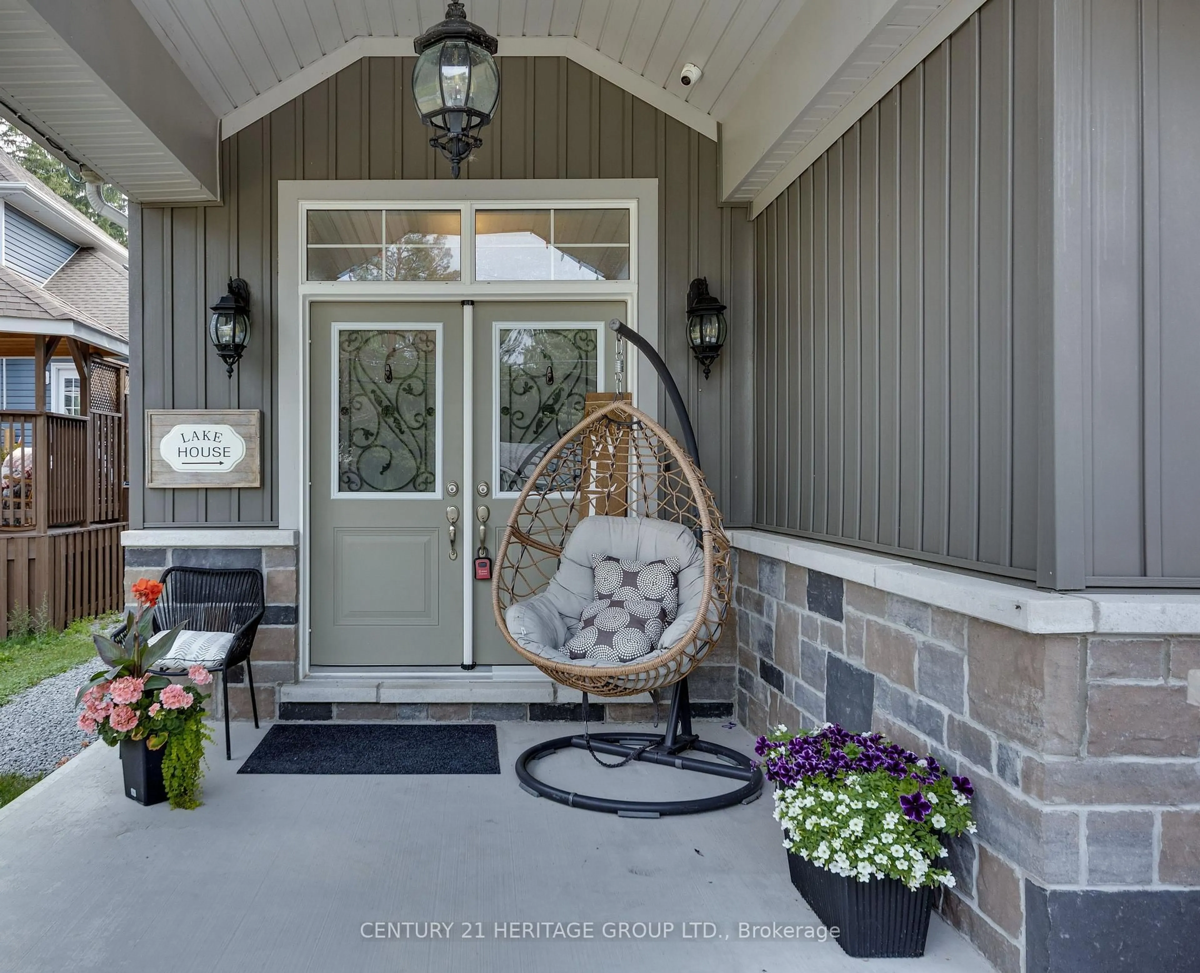 Indoor entryway for 807A Montsell Ave, Georgina Ontario L0E 1S0