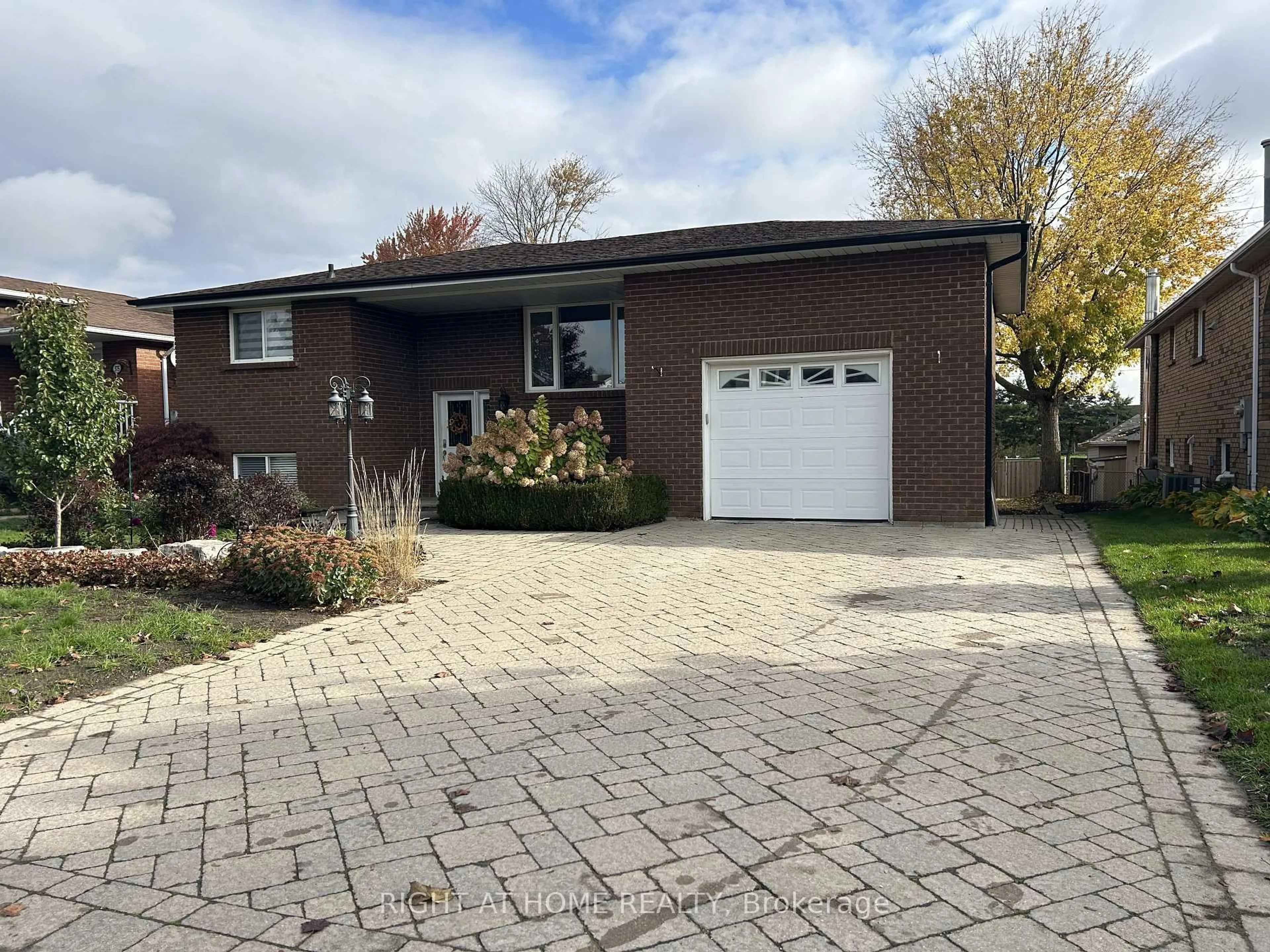 Home with brick exterior material, street for 377 Parkwood Ave, Bradford West Gwillimbury Ontario L3Z 2W9