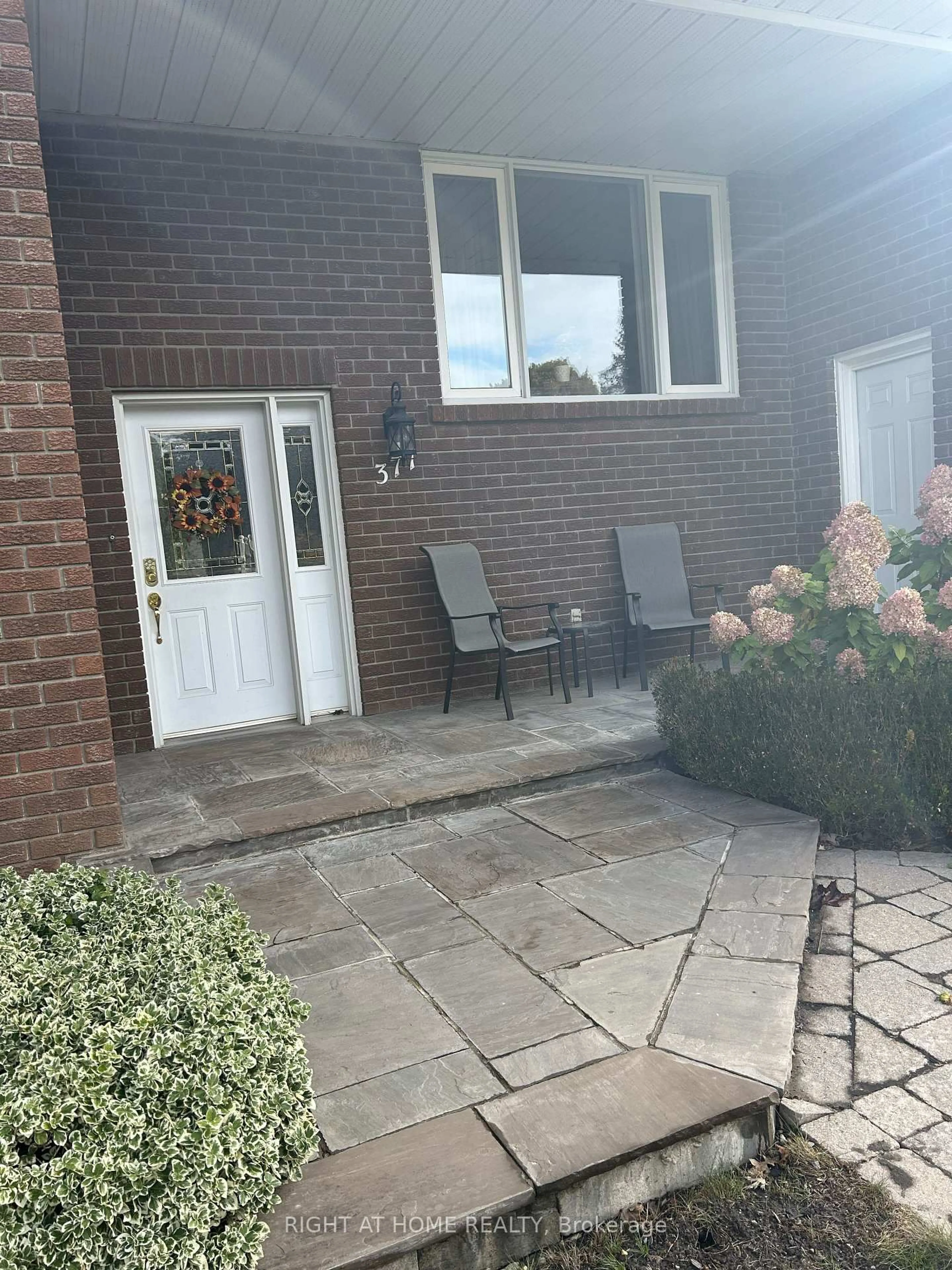 Patio, street for 377 Parkwood Ave, Bradford West Gwillimbury Ontario L3Z 2W9