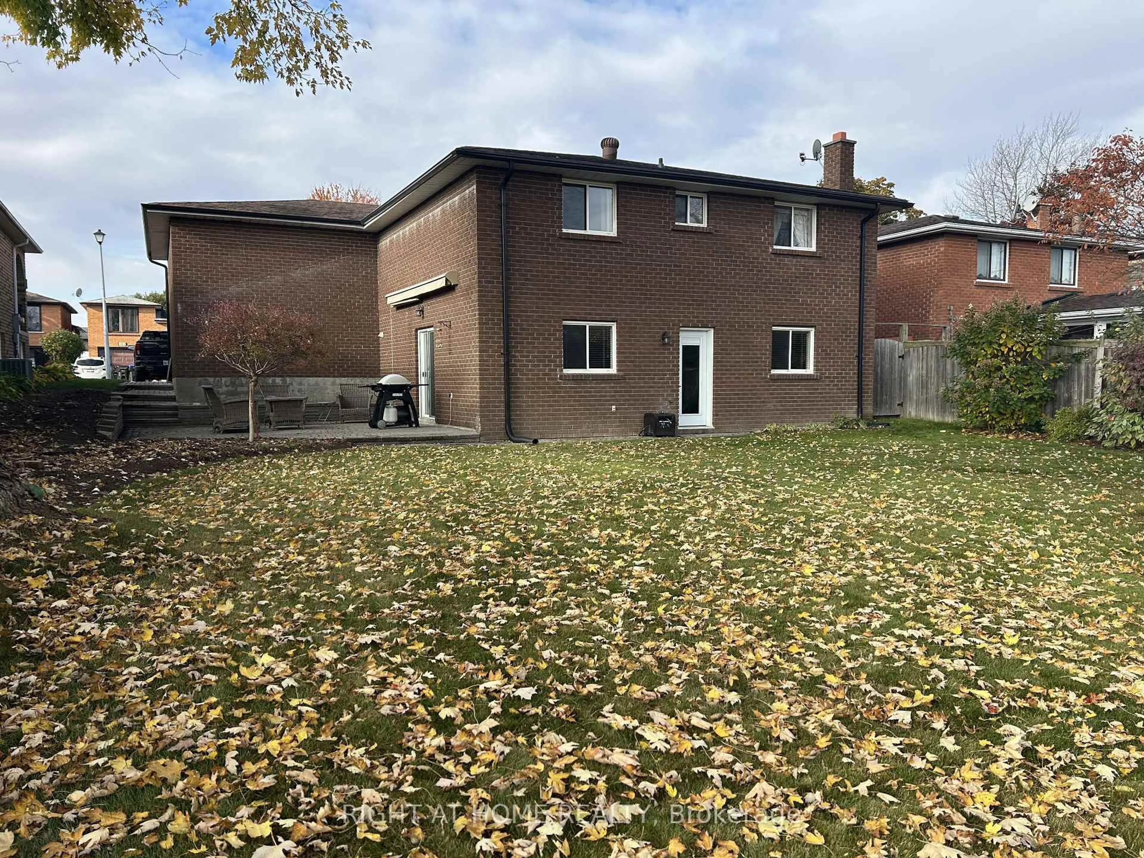 A pic from outside/outdoor area/front of a property/back of a property/a pic from drone, unknown for 377 Parkwood Ave, Bradford West Gwillimbury Ontario L3Z 2W9