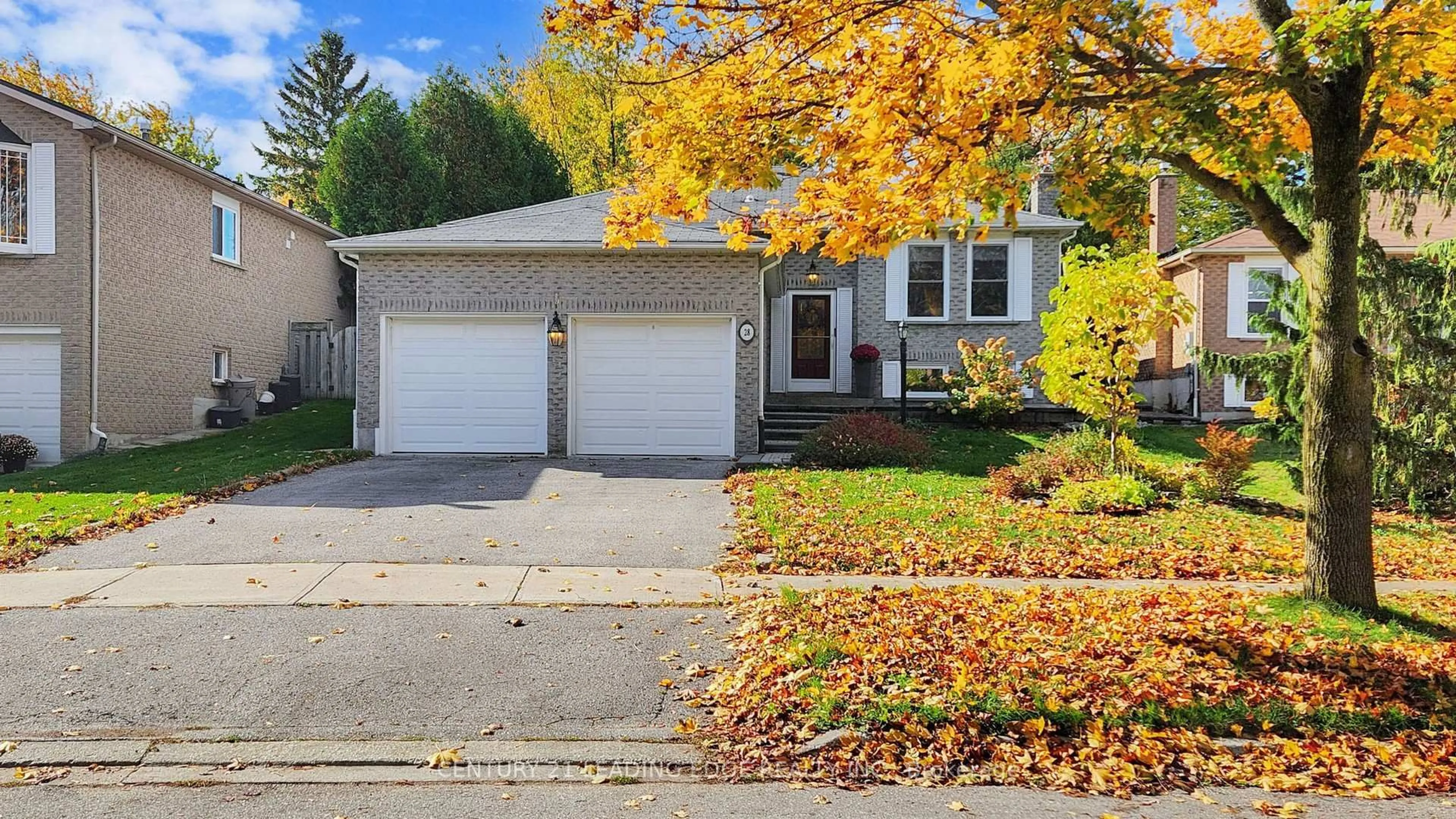 Home with vinyl exterior material, street for 28 Stonehill Blvd, East Gwillimbury Ontario L9N 1E3