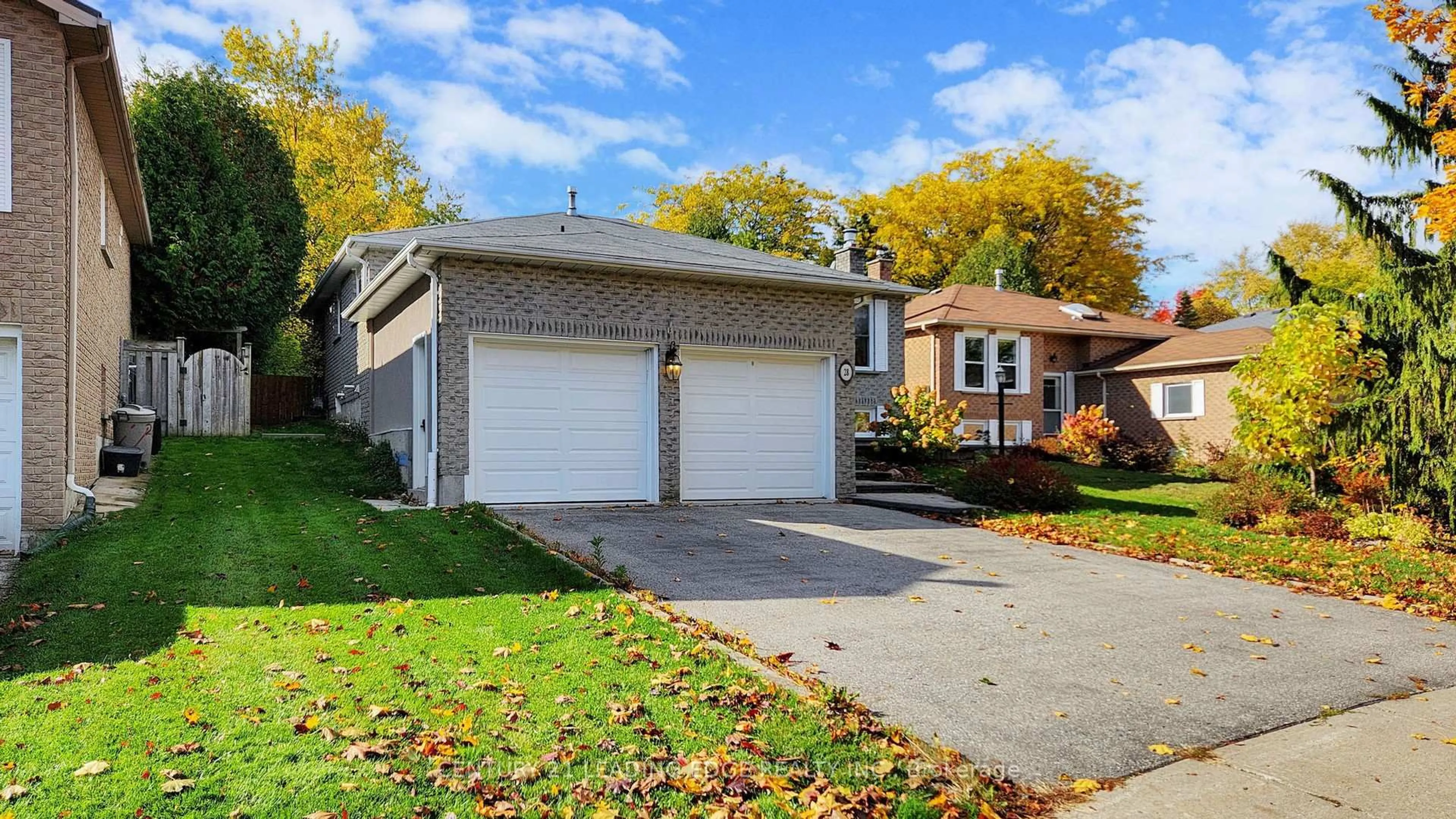Home with brick exterior material, street for 28 Stonehill Blvd, East Gwillimbury Ontario L9N 1E3