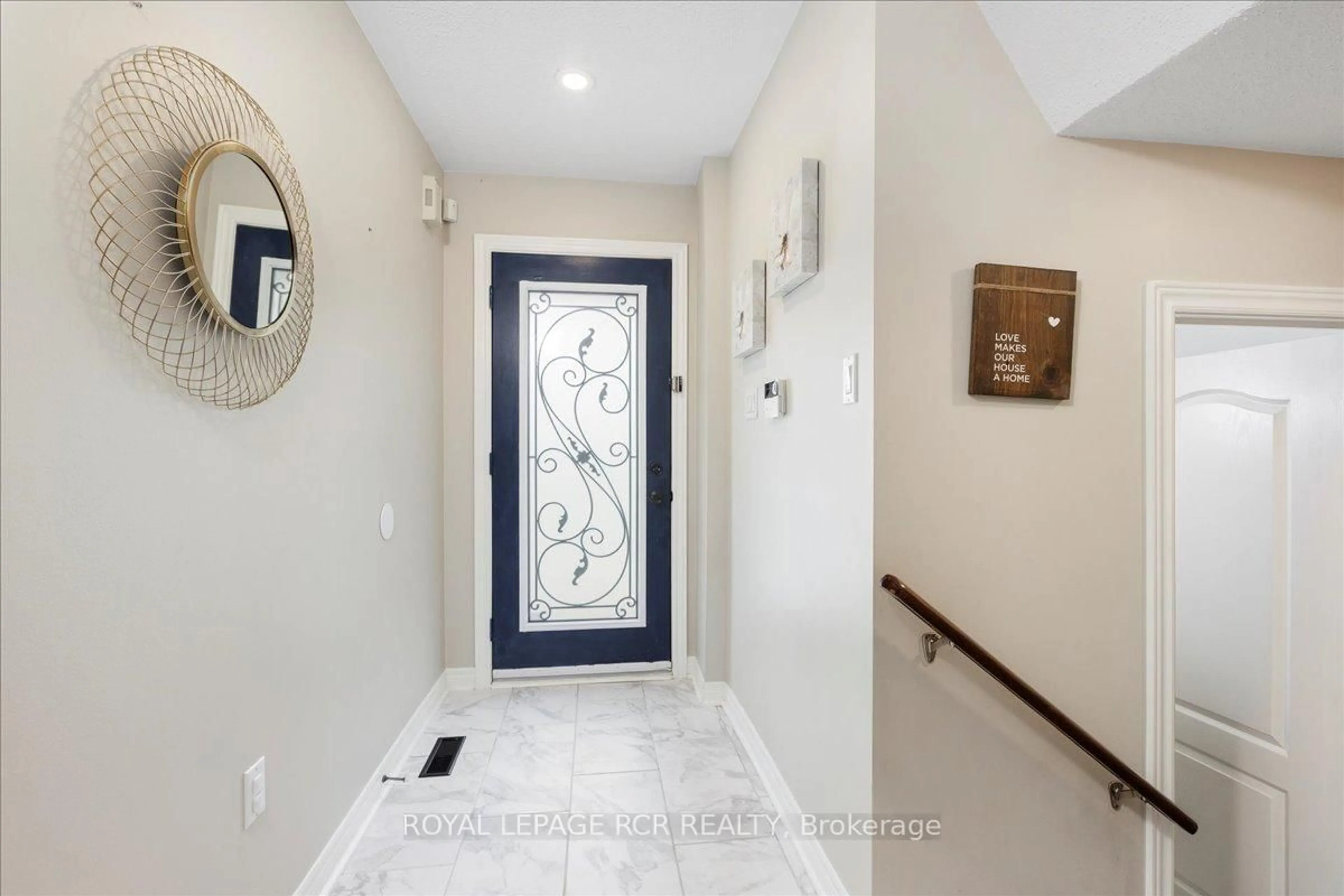 Indoor entryway for 87 Margaret Graham Cres, East Gwillimbury Ontario L0G 1M0