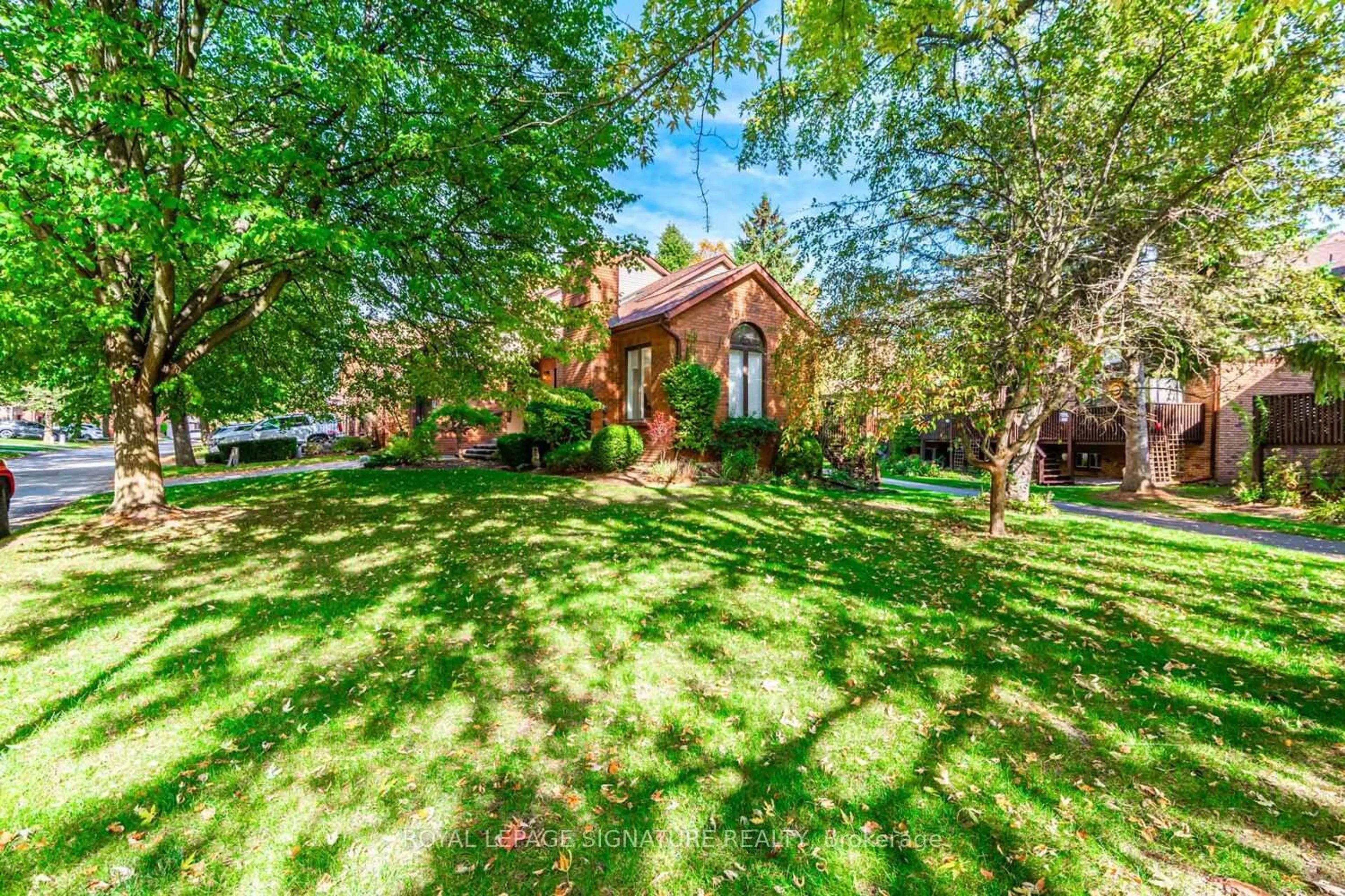 A pic from outside/outdoor area/front of a property/back of a property/a pic from drone, unknown for 25 Riverview Rd, New Tecumseth Ontario L9R 1R9