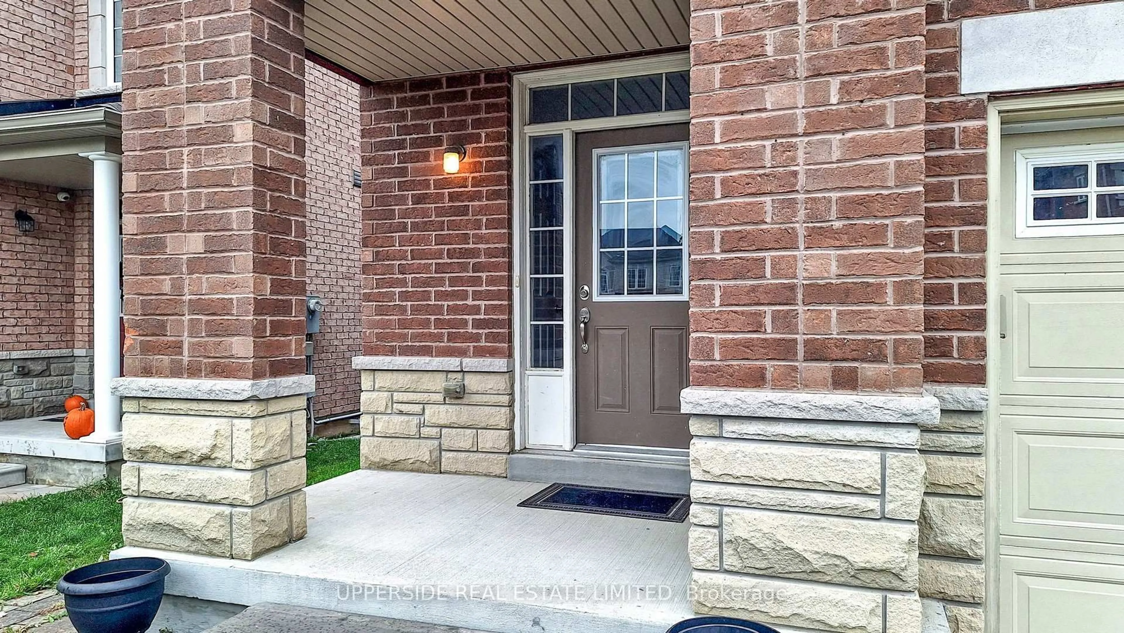 Indoor entryway for 125 Walter Sinclair Crt, Richmond Hill Ontario L4E 0X4