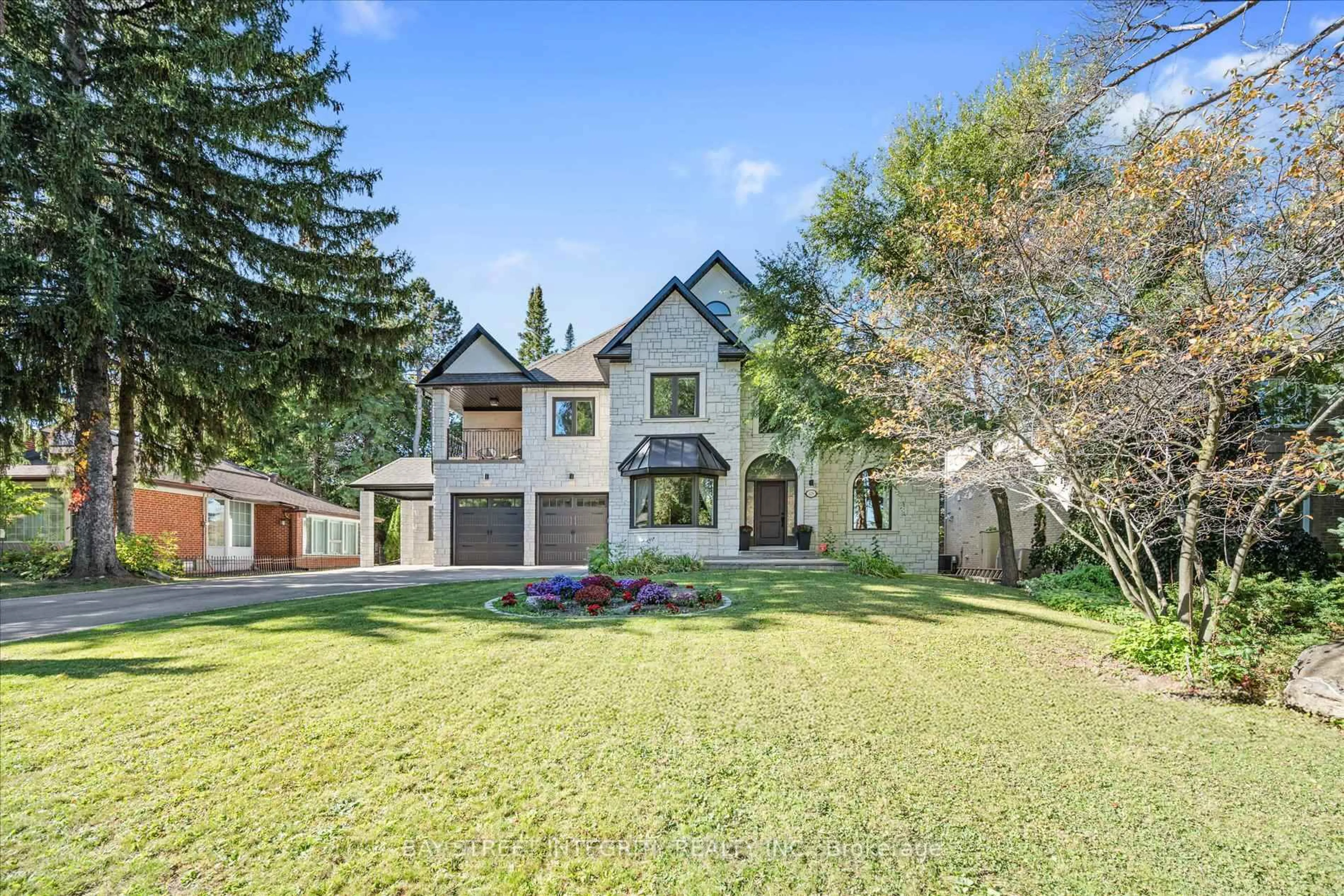 A pic from outside/outdoor area/front of a property/back of a property/a pic from drone, street for 128 Park Cres, Richmond Hill Ontario L4E 3J8