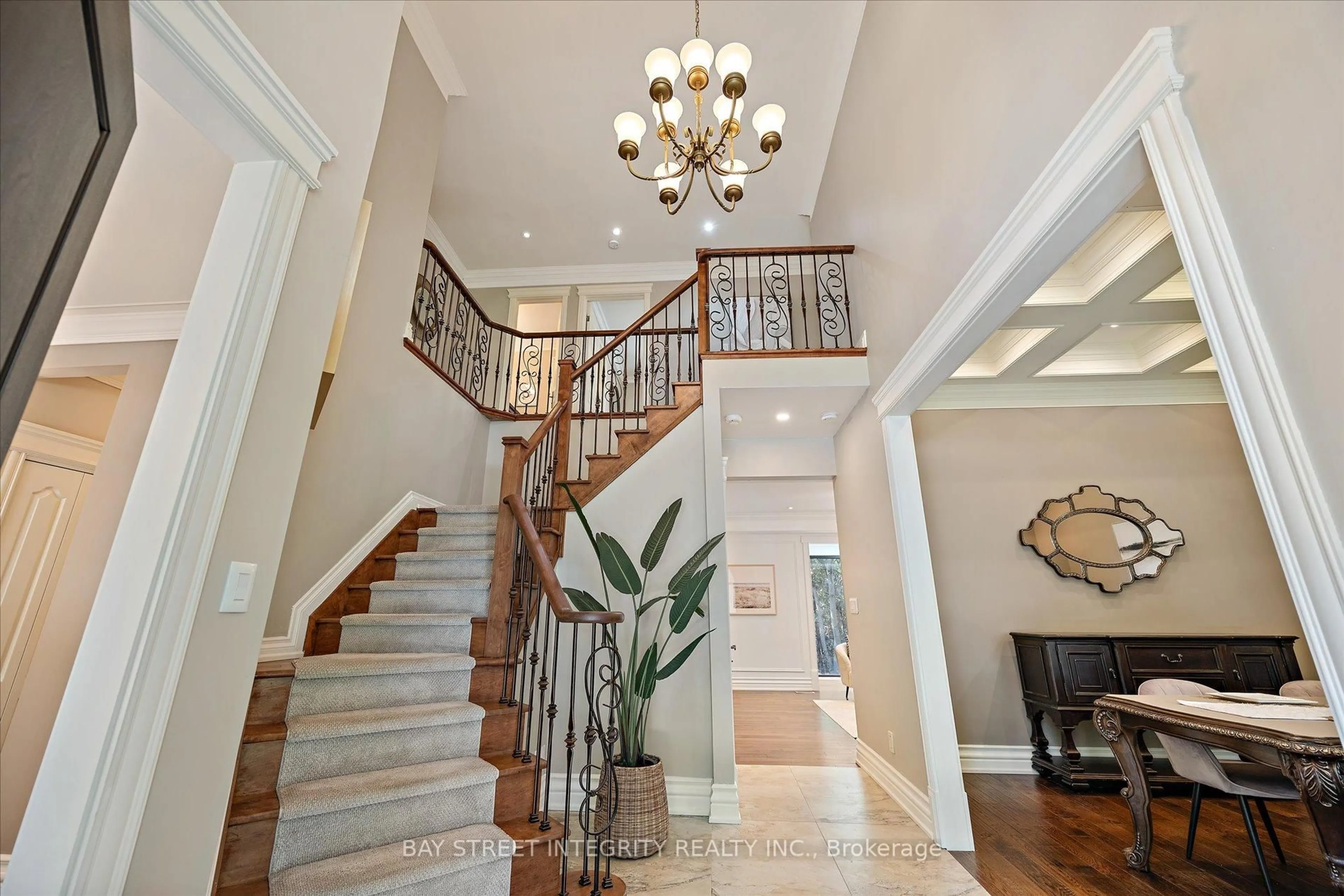 Indoor foyer for 128 Park Cres, Richmond Hill Ontario L4E 3J8