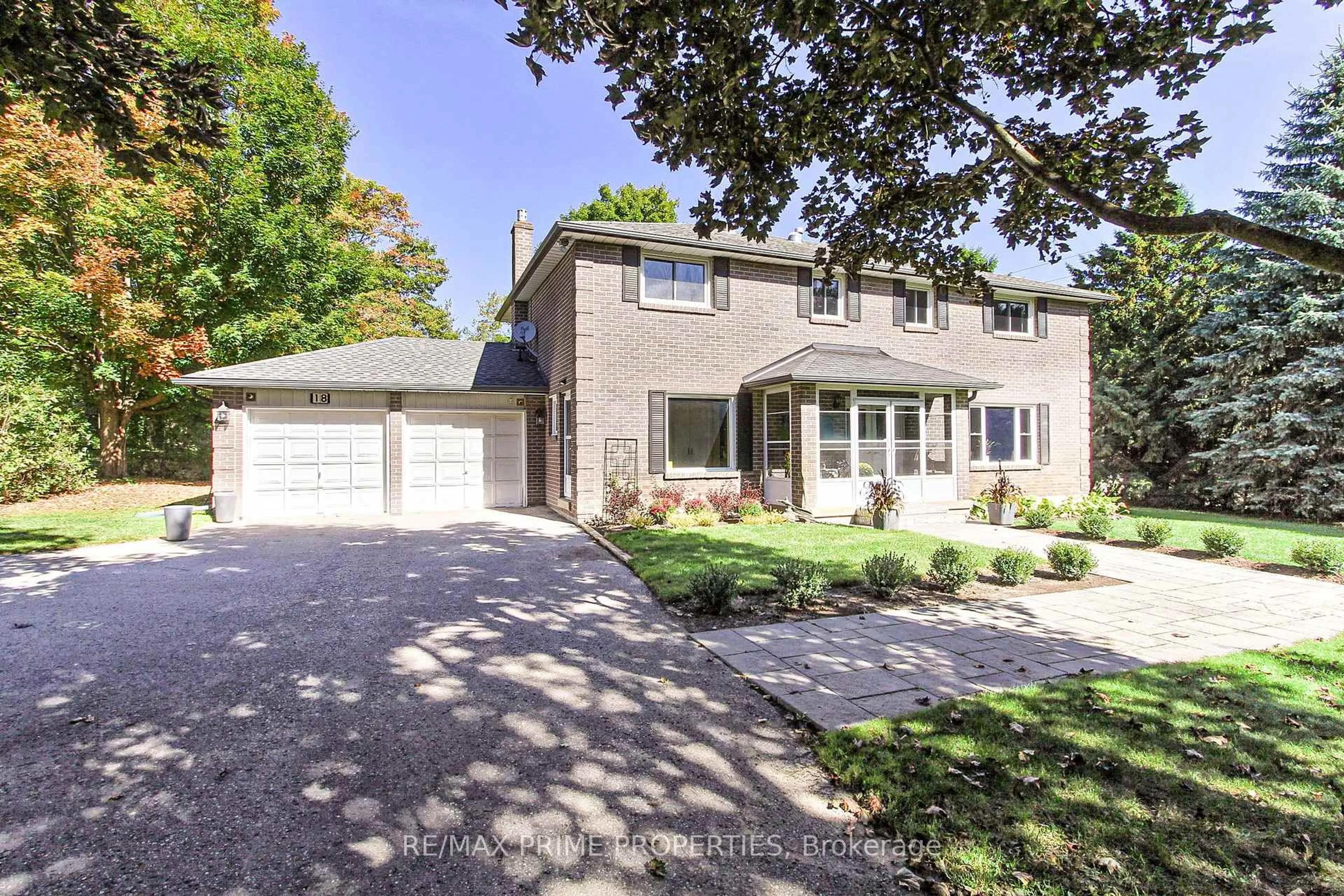 A pic from outside/outdoor area/front of a property/back of a property/a pic from drone, street for 18 Testa St, East Gwillimbury Ontario L0G 1R0