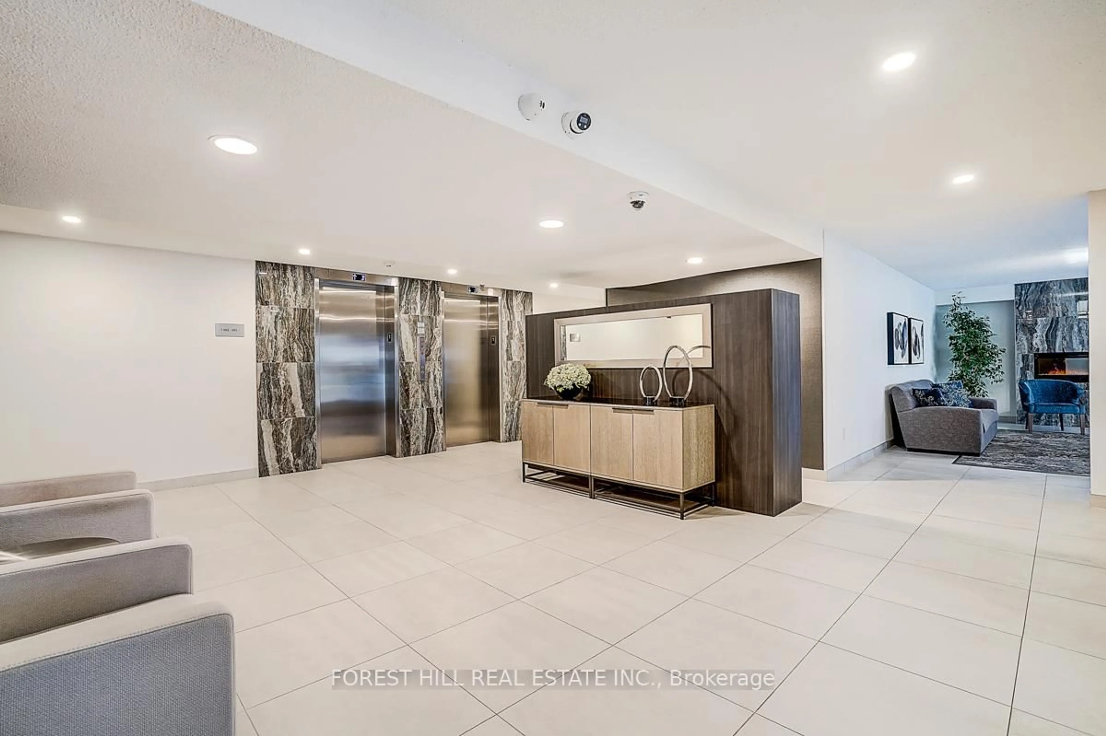 Indoor foyer for 40 William Roe Blvd #706, Newmarket Ontario L3Y 5N4