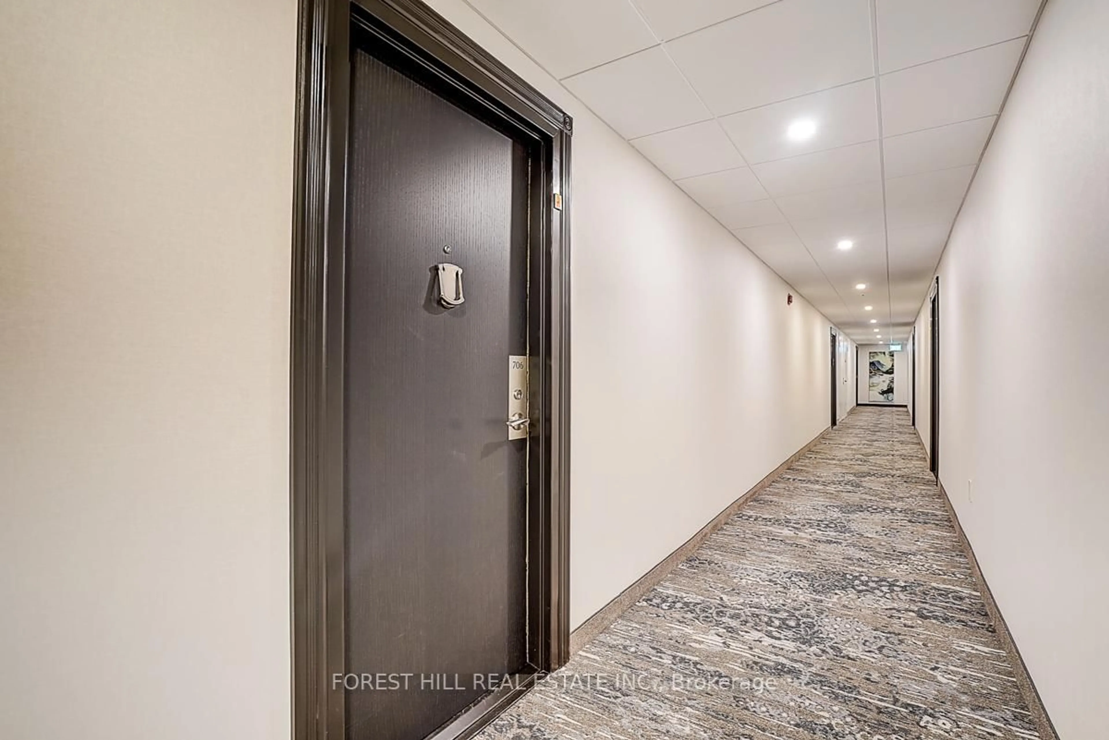 Indoor foyer for 40 William Roe Blvd #706, Newmarket Ontario L3Y 5N4